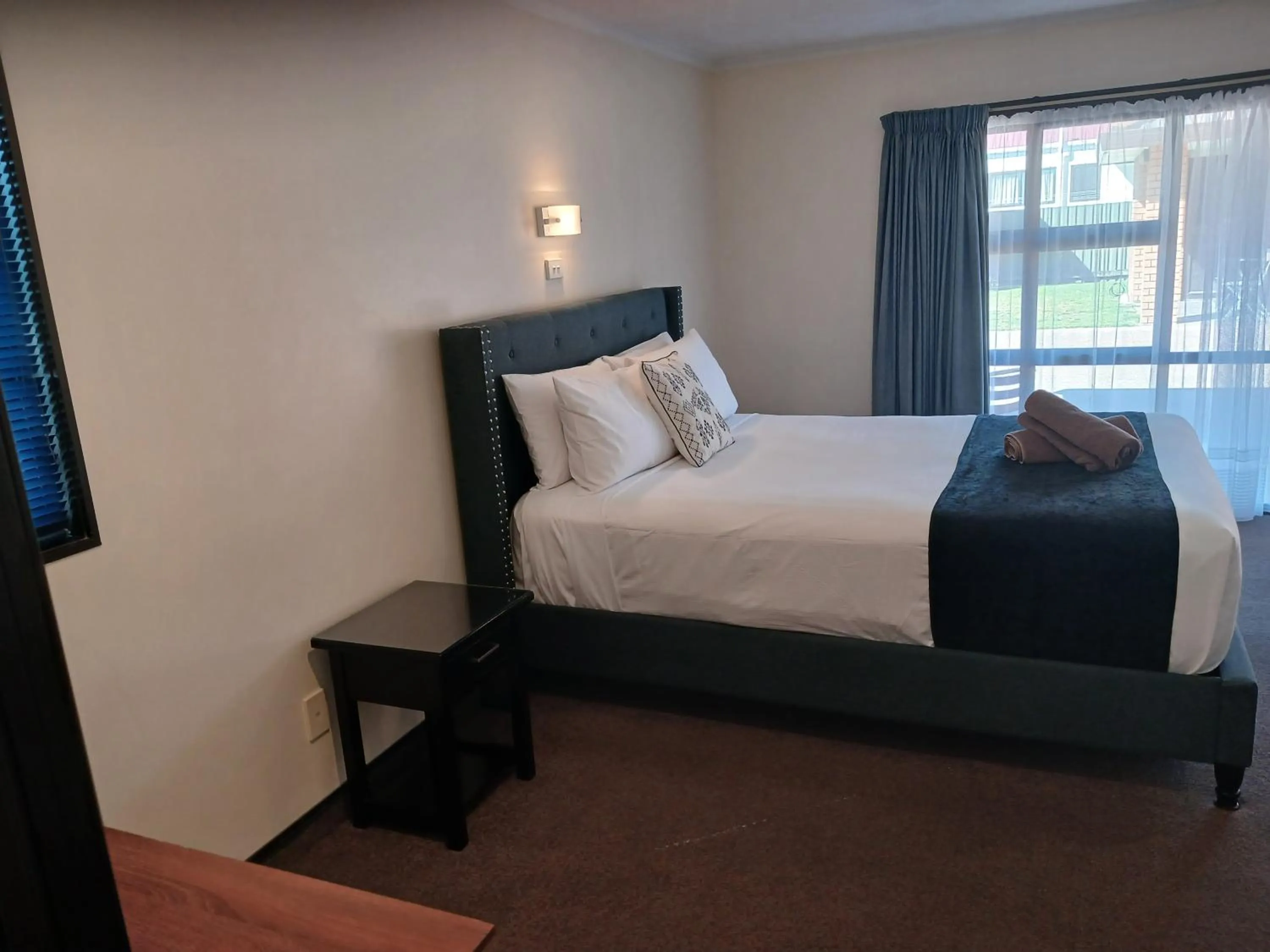 Bed in Palm City Motor Inn