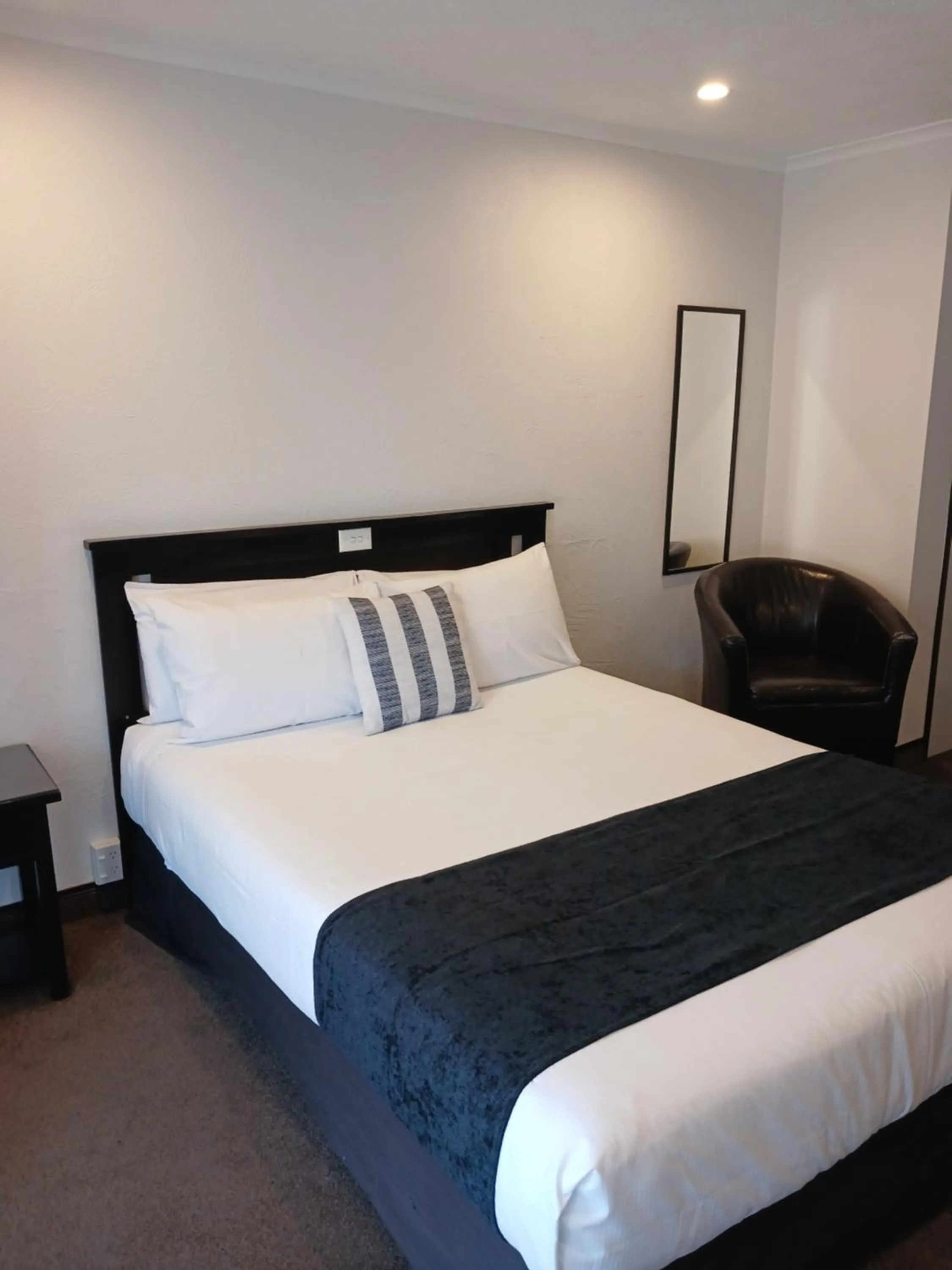 Bed in Palm City Motor Inn