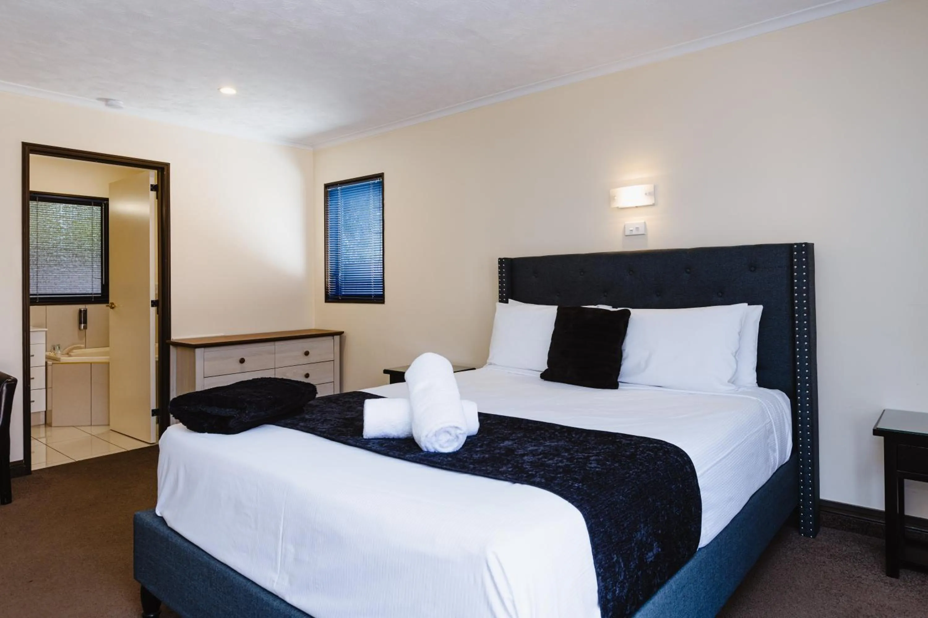 Bed in Palm City Motor Inn