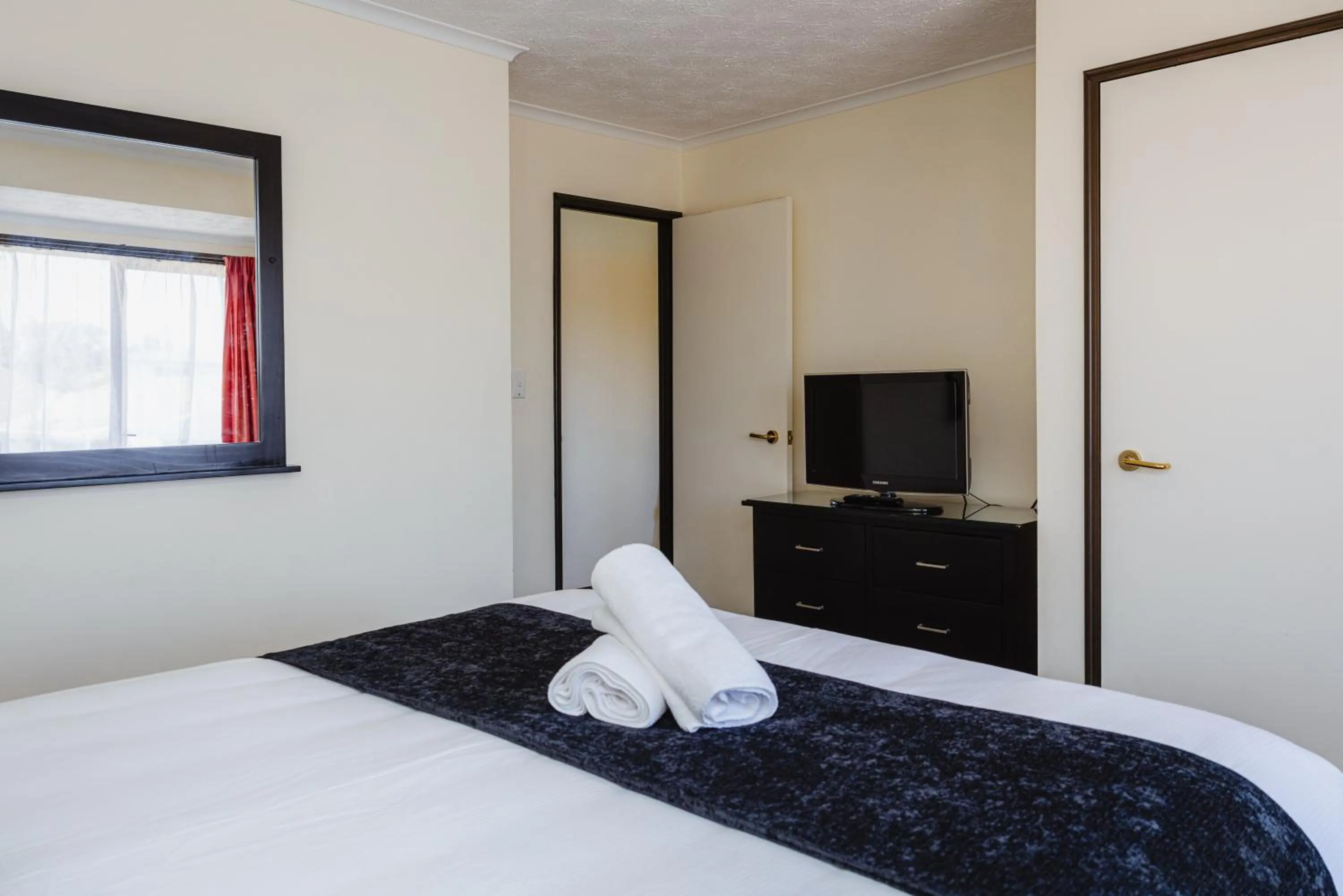 Bed in Palm City Motor Inn