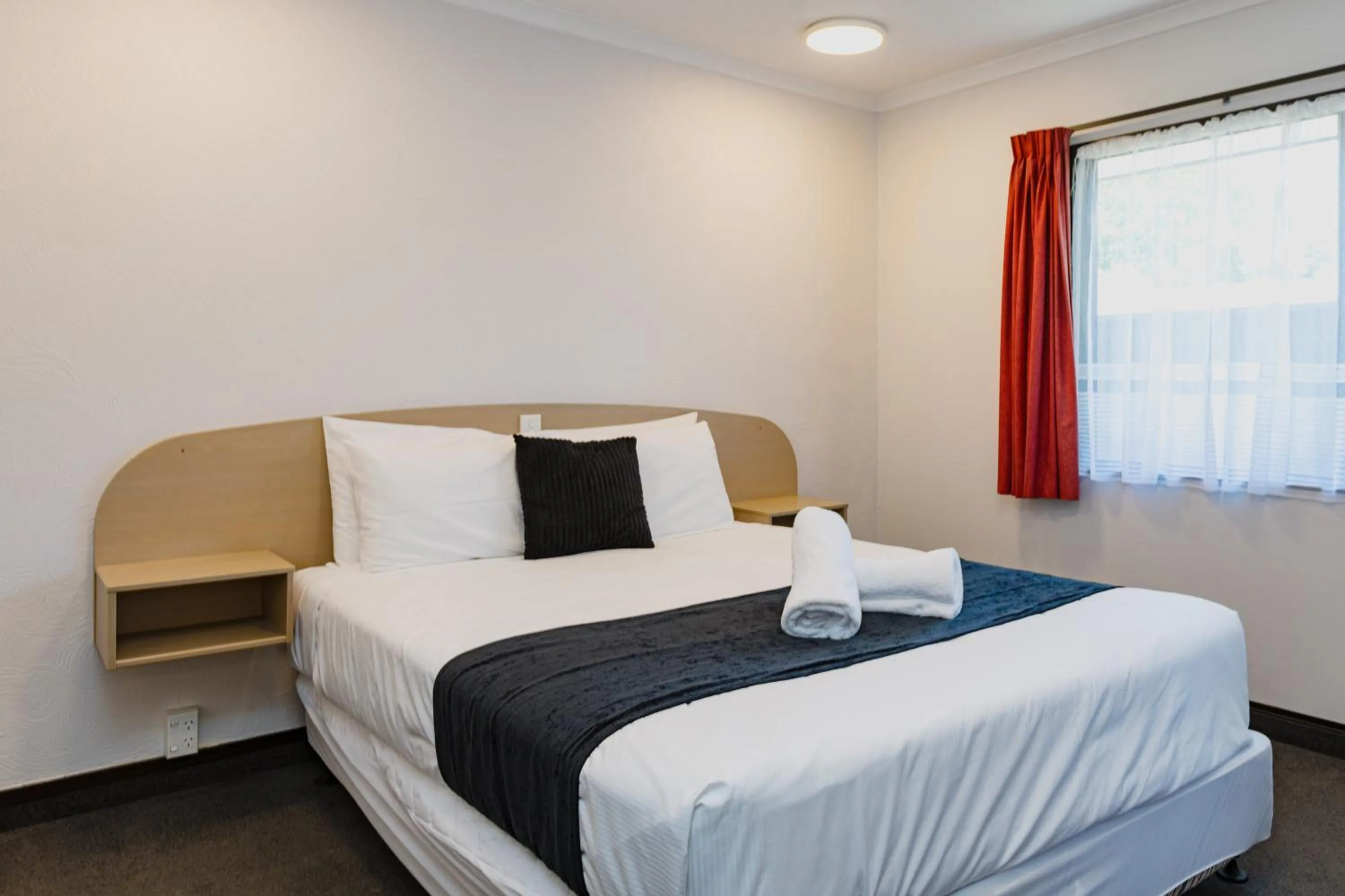 Bed in Palm City Motor Inn