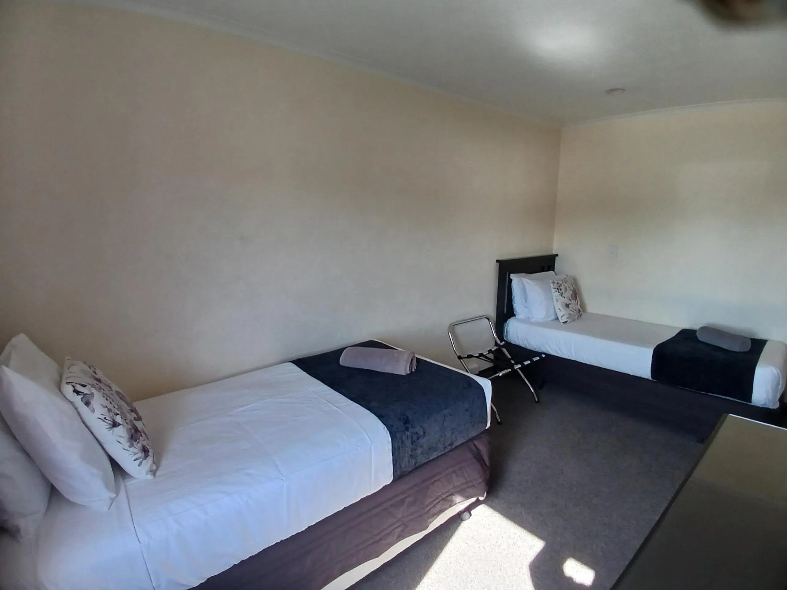 Bed in Palm City Motor Inn