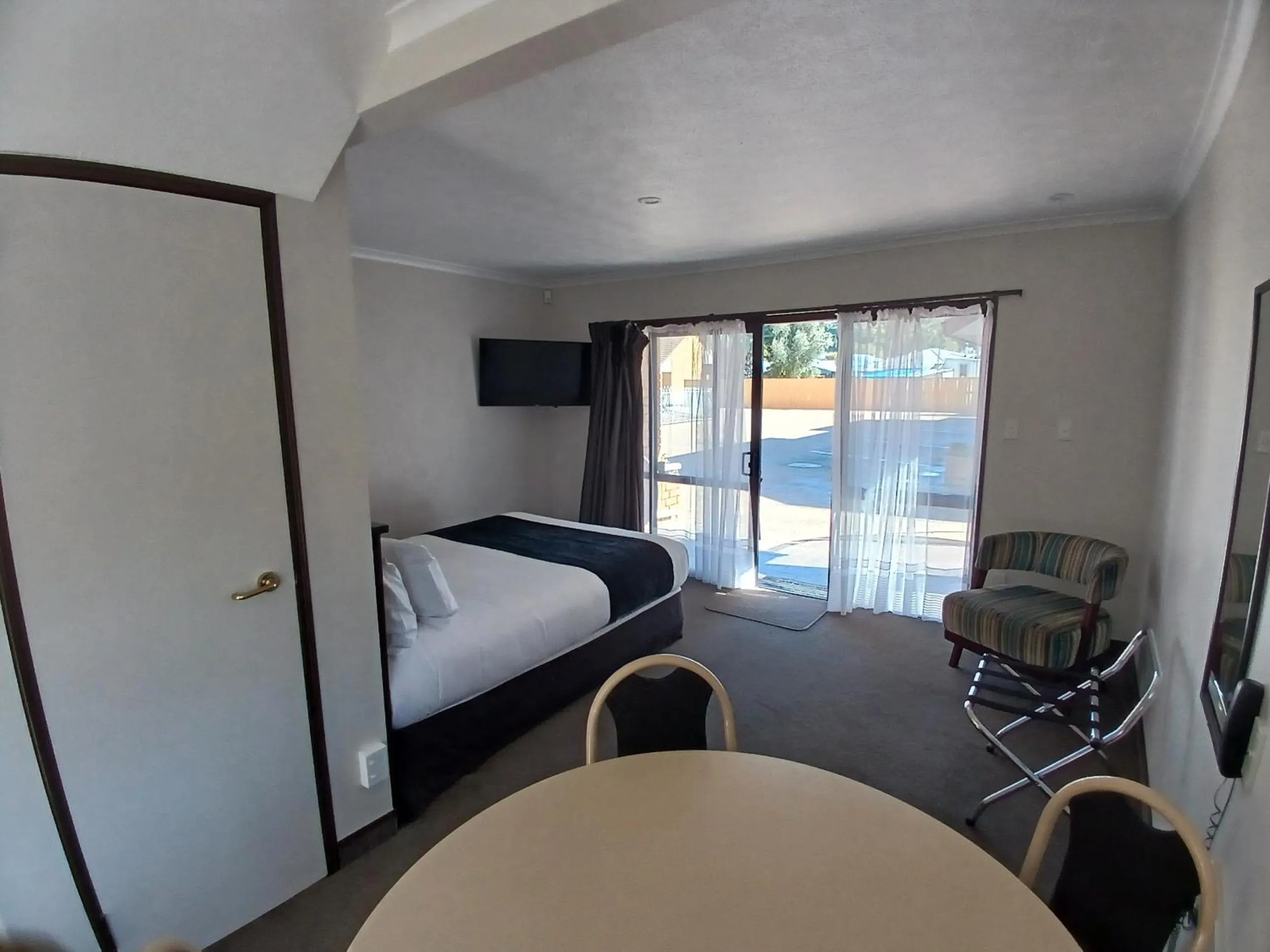 Bed in Palm City Motor Inn