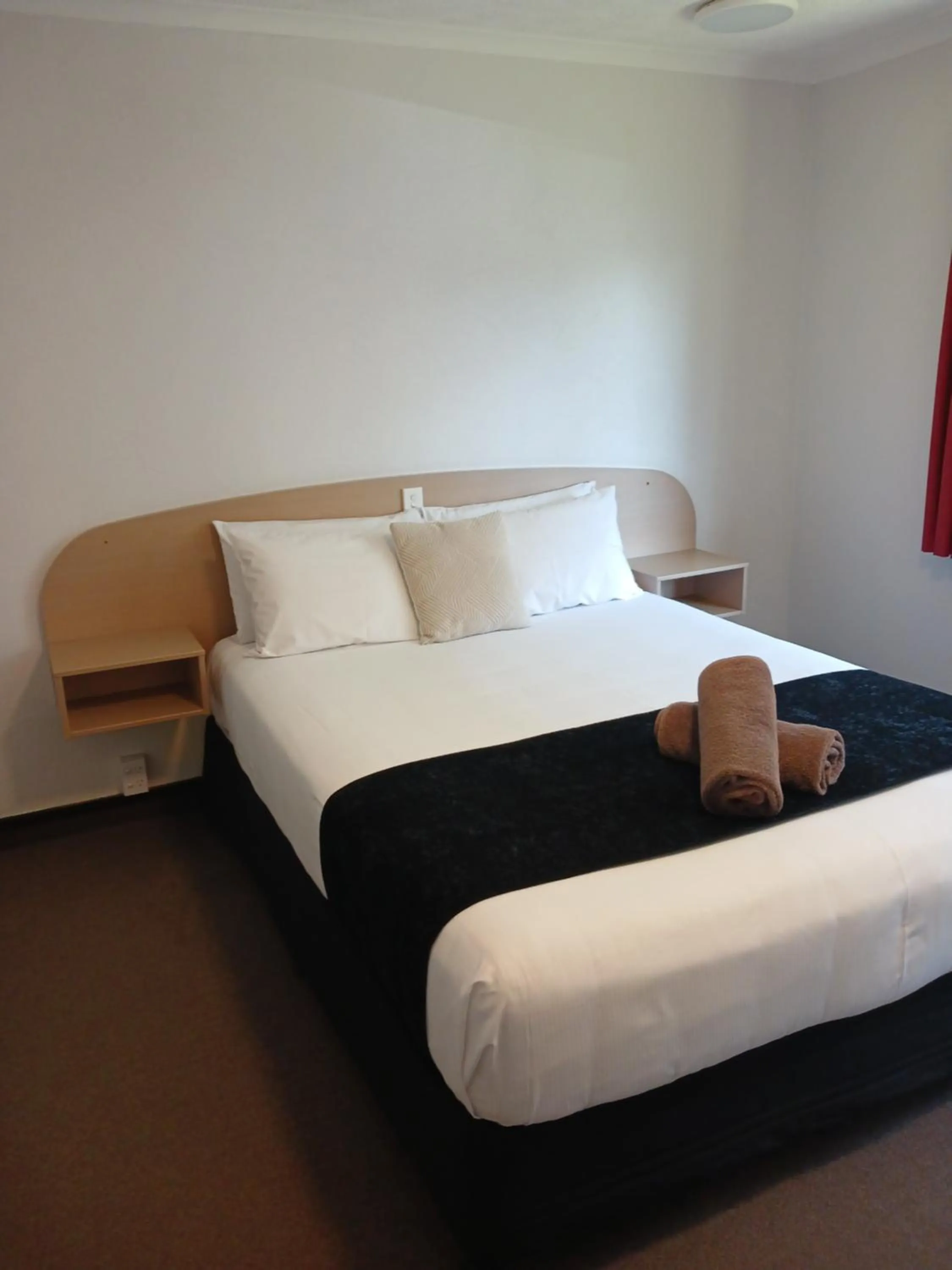 Bedroom, Bed in Palm City Motor Inn