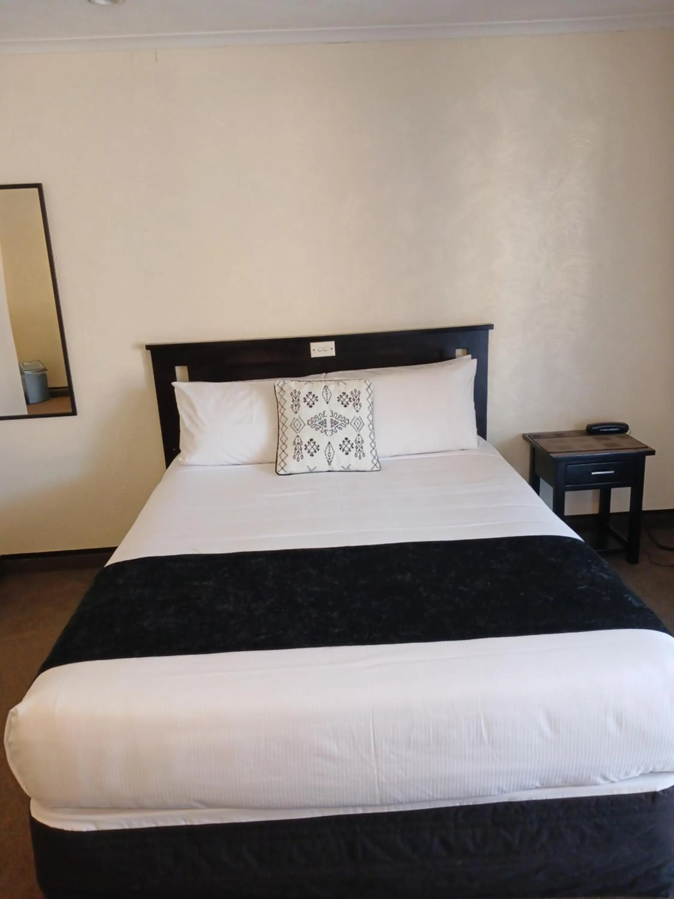 Bed in Palm City Motor Inn