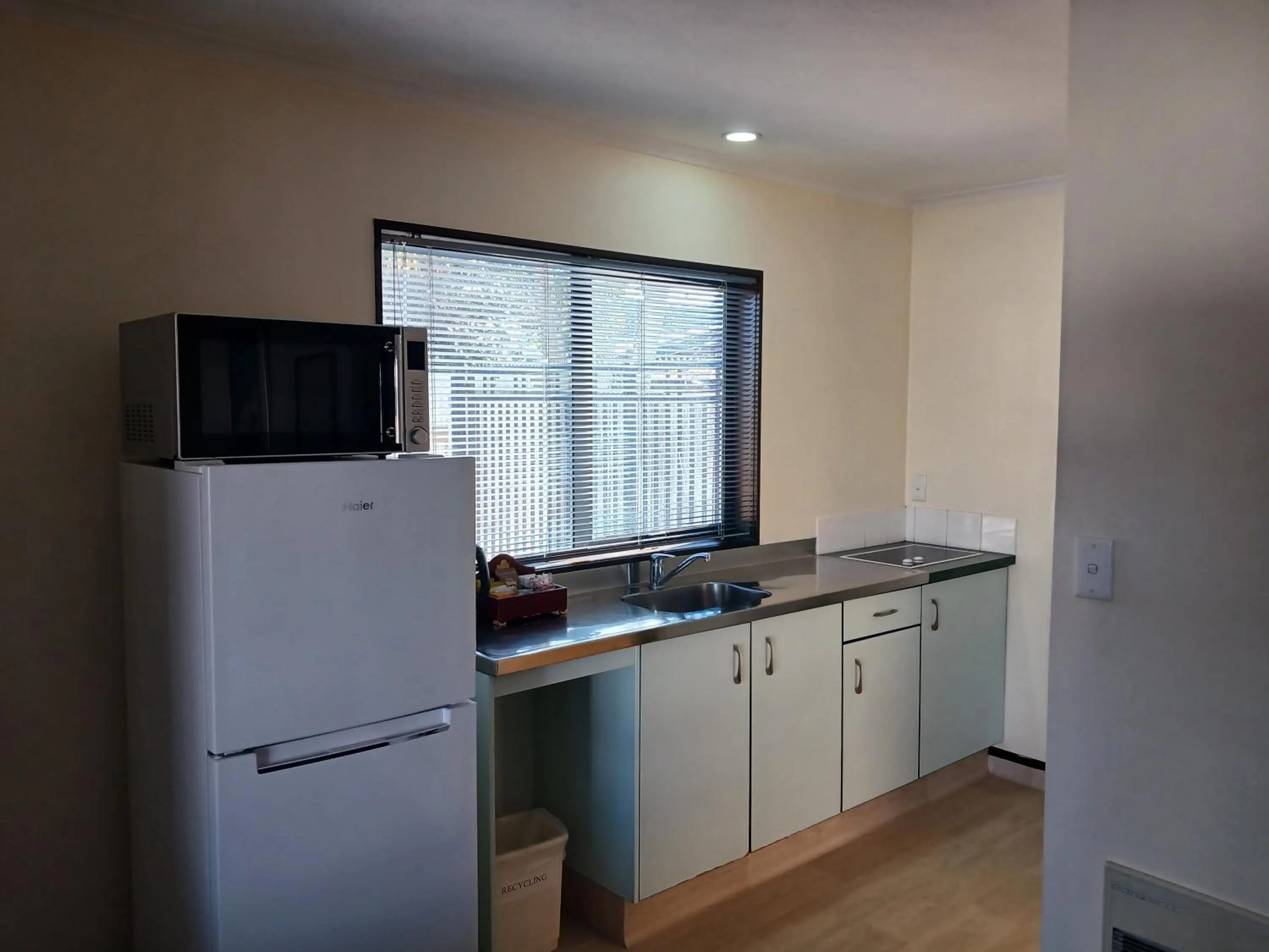 Kitchen or kitchenette in Palm City Motor Inn