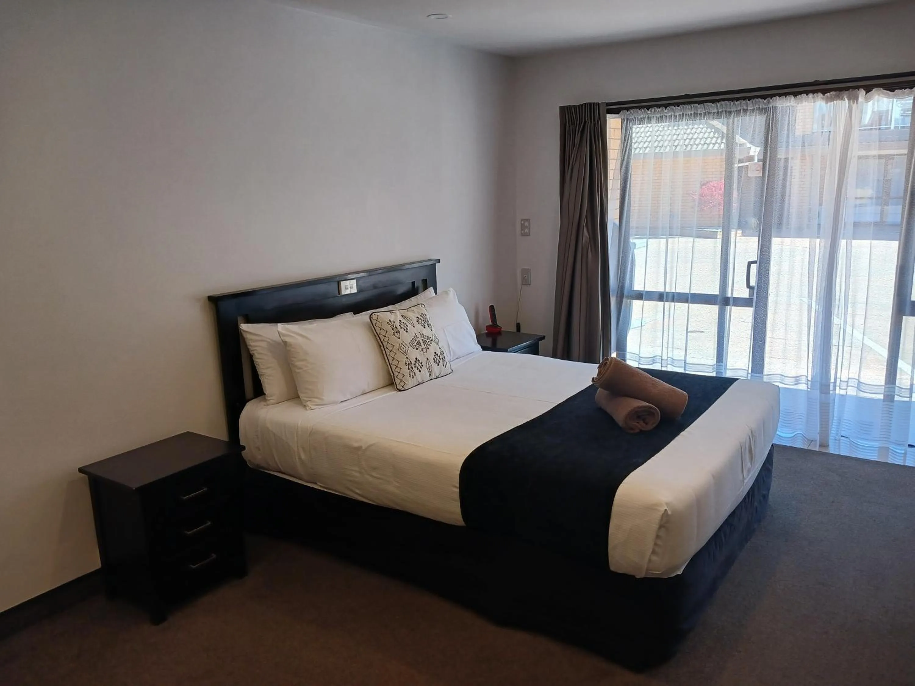 Bed in Palm City Motor Inn