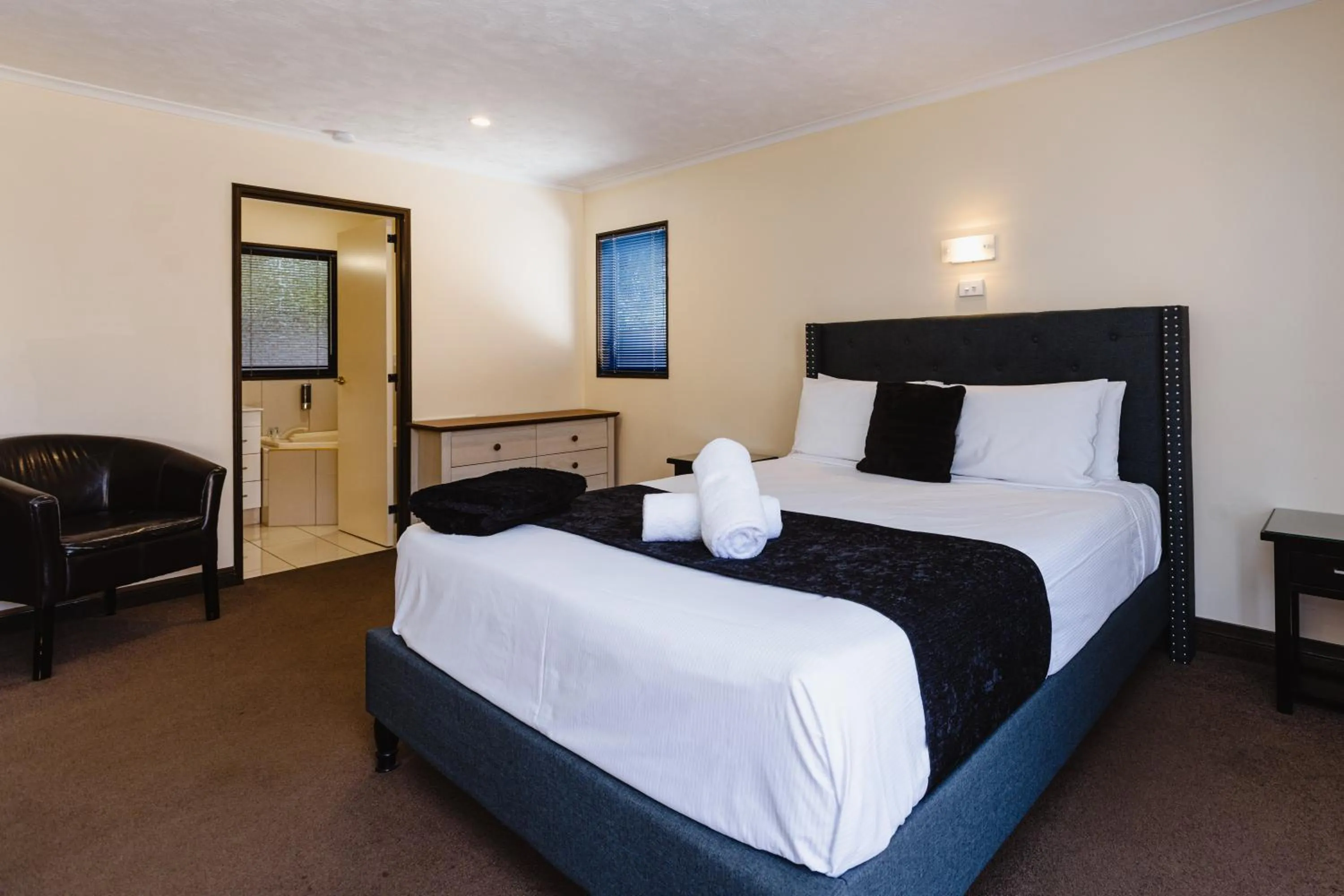 Bed in Palm City Motor Inn