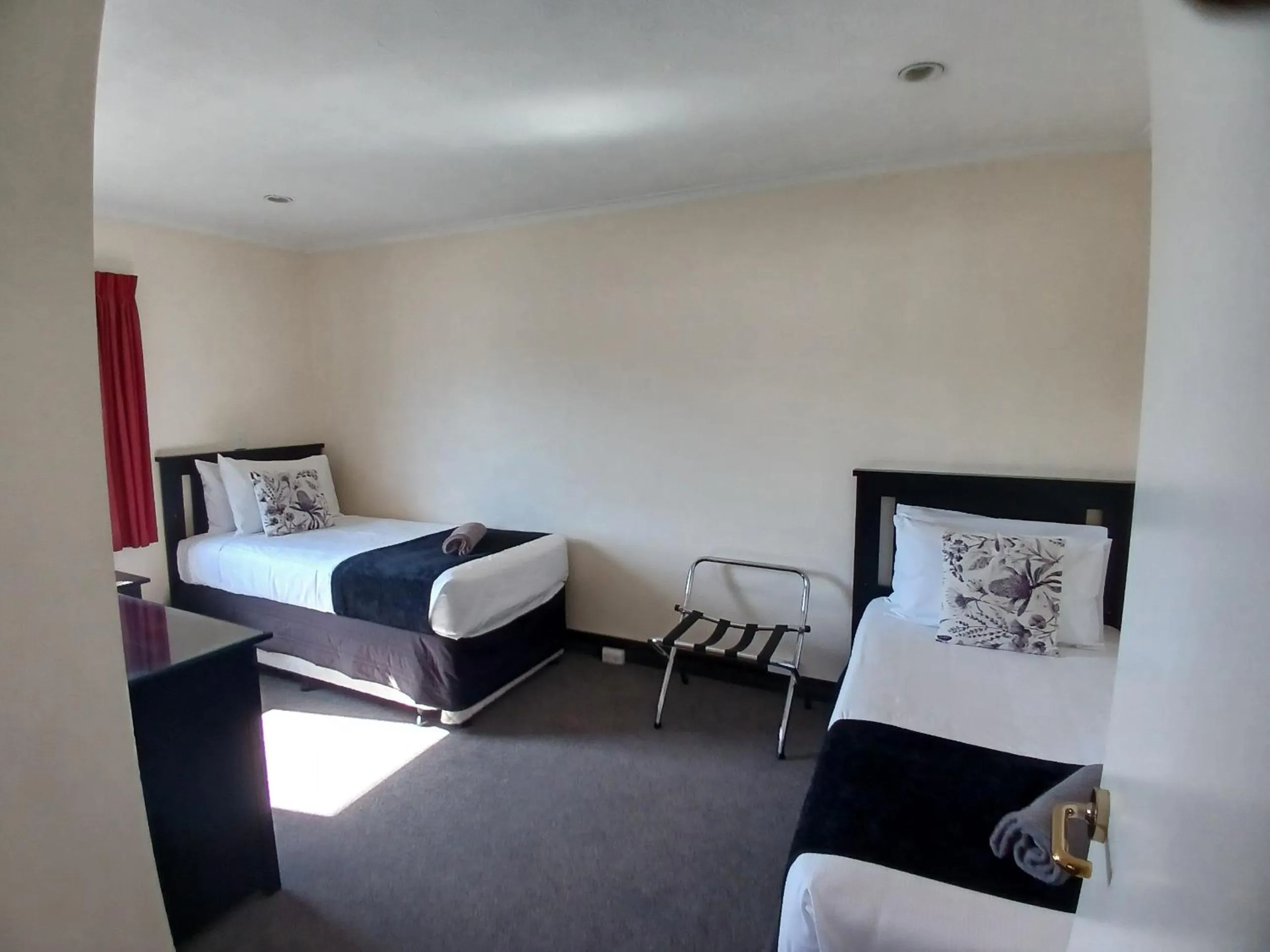 Bed in Palm City Motor Inn