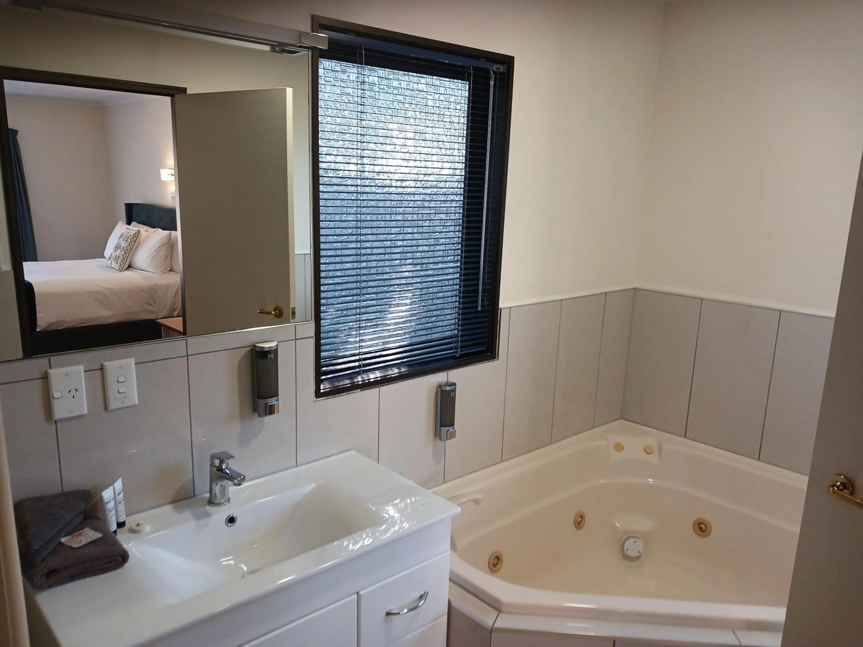 Bathroom in Palm City Motor Inn