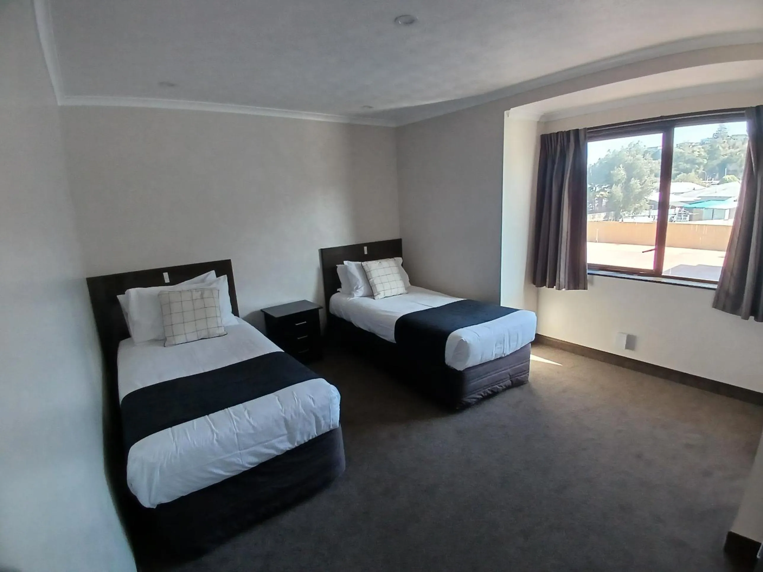 Bed in Palm City Motor Inn