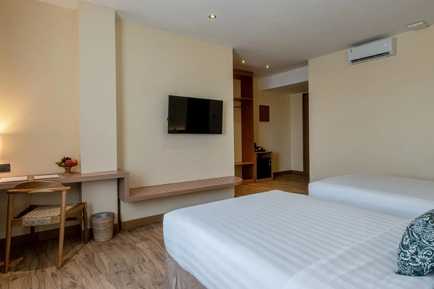 Communal lounge/ TV room, Bed in The Rivavi Legian