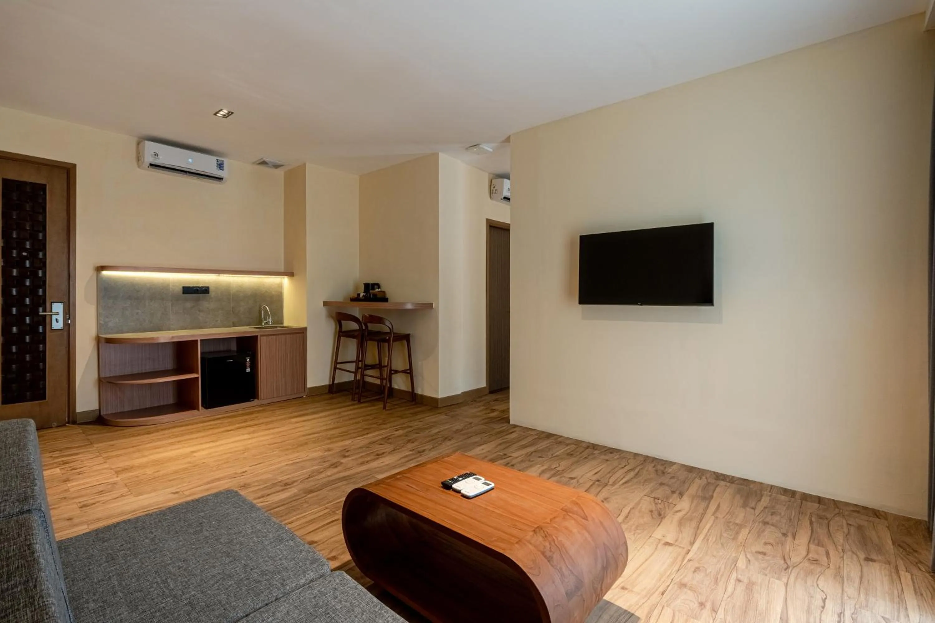 Communal lounge/ TV room in The Rivavi Legian