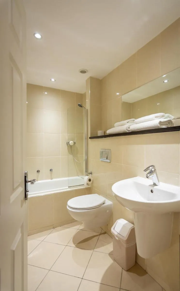 Shower in Kensington Hotel