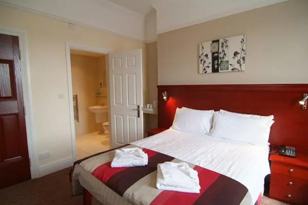 Photo of the whole room, Bed in Kensington Hotel