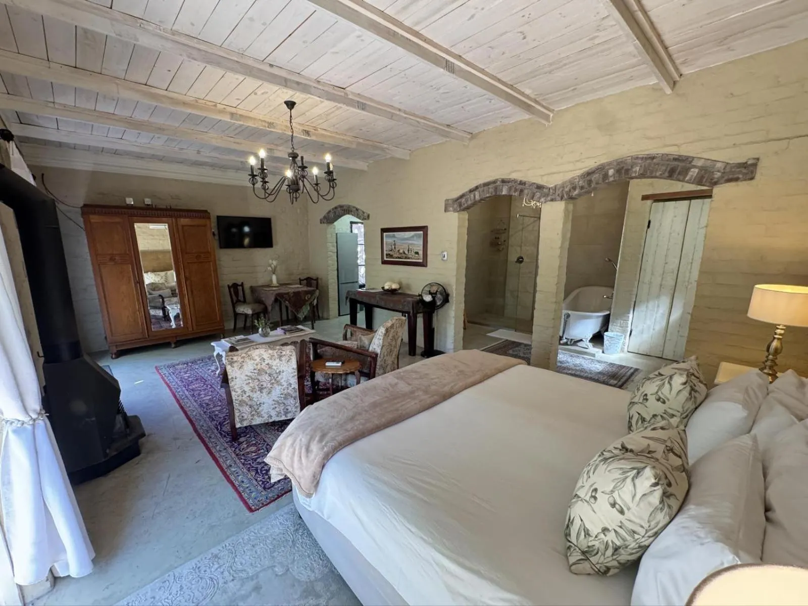 Photo of the whole room, Bed in Hartland Garden Suite