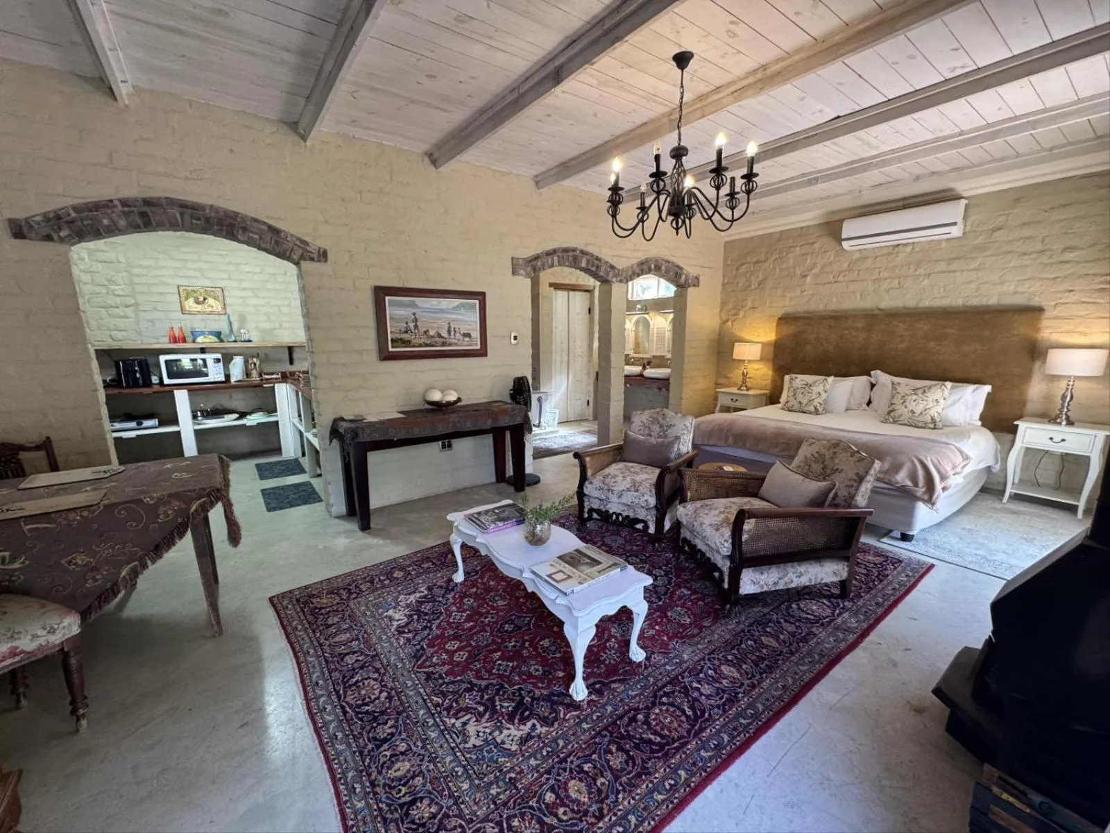 Photo of the whole room, Bed in Hartland Garden Suite