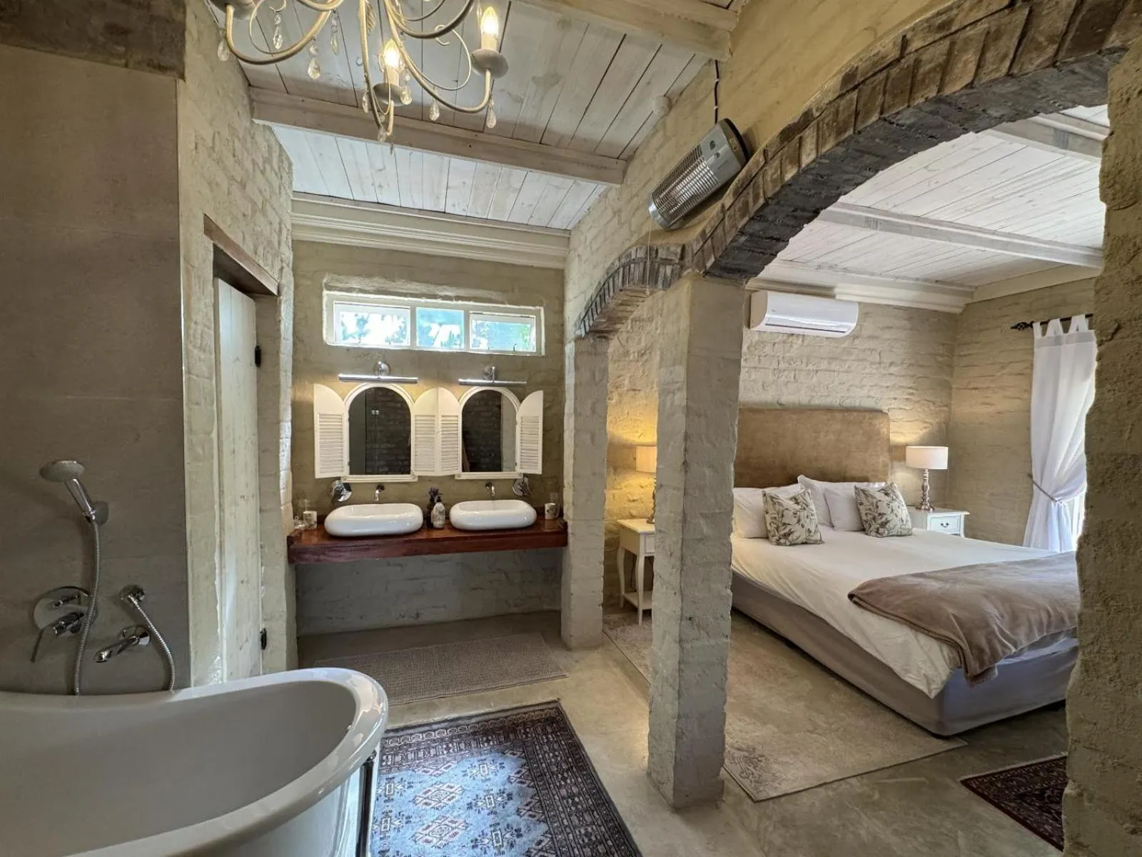 Photo of the whole room, Bed in Hartland Garden Suite
