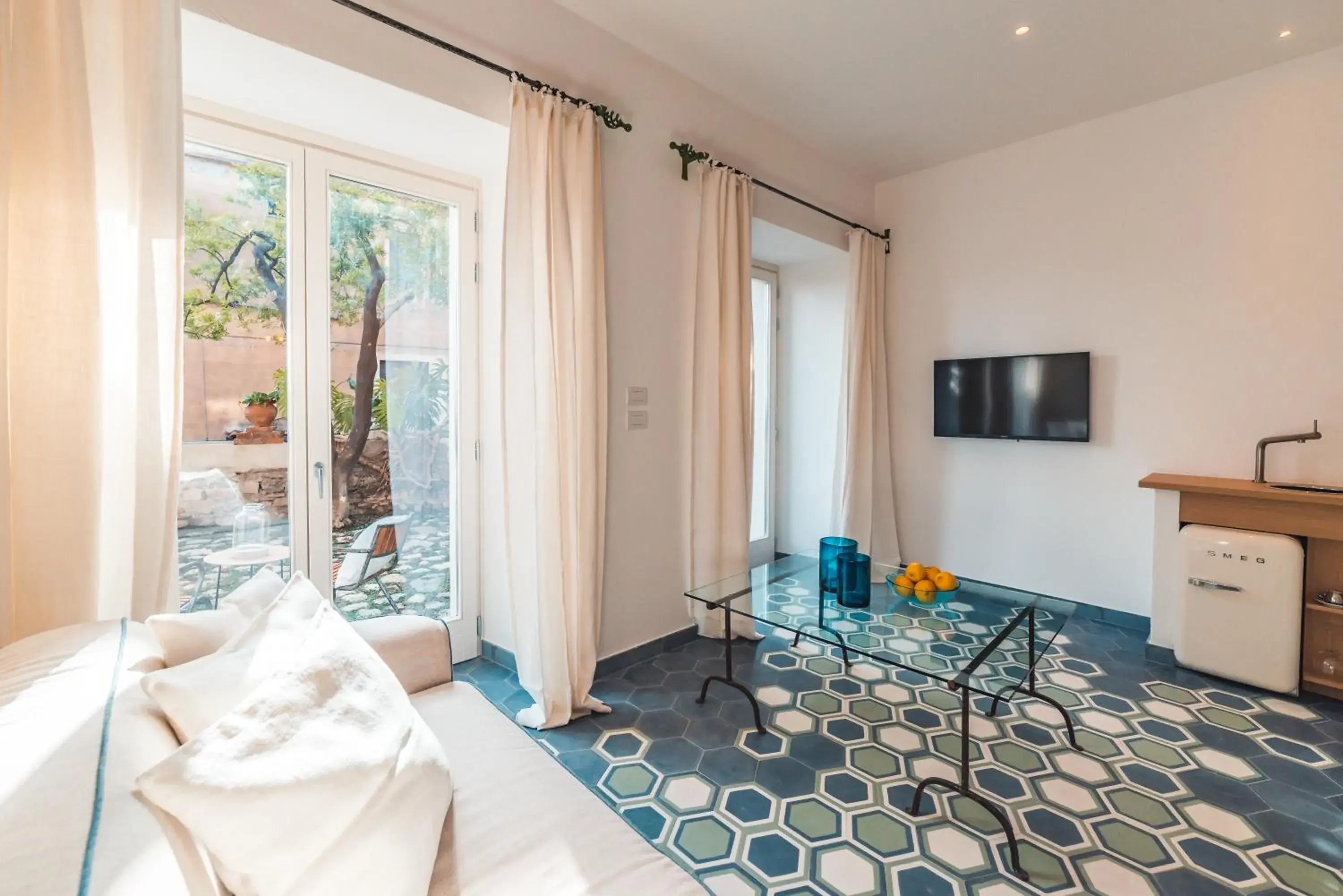 Patio, Bed in Médousa Bistrot & Suites Patio, Bed in Médousa Bistrot & Suites