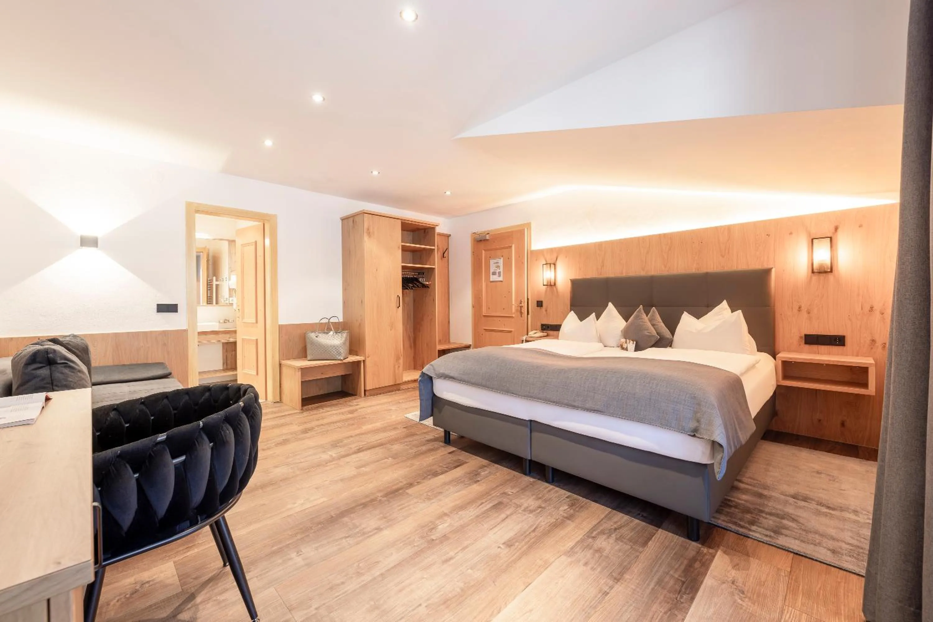 Photo of the whole room, Bed in Hotel Alphof Stubaital