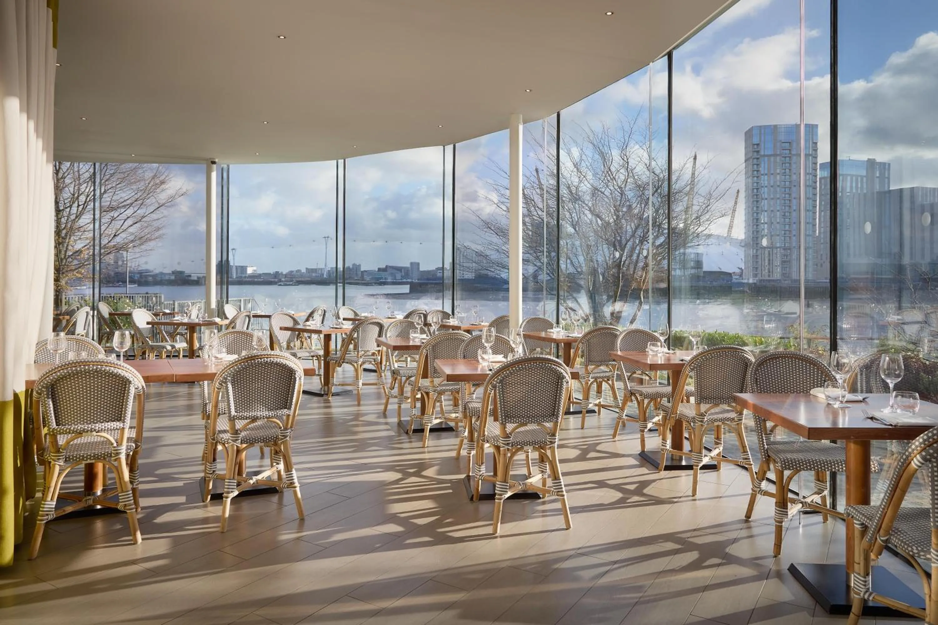 Restaurant/places to eat in Radisson Blu Hotel, London Canary Wharf East