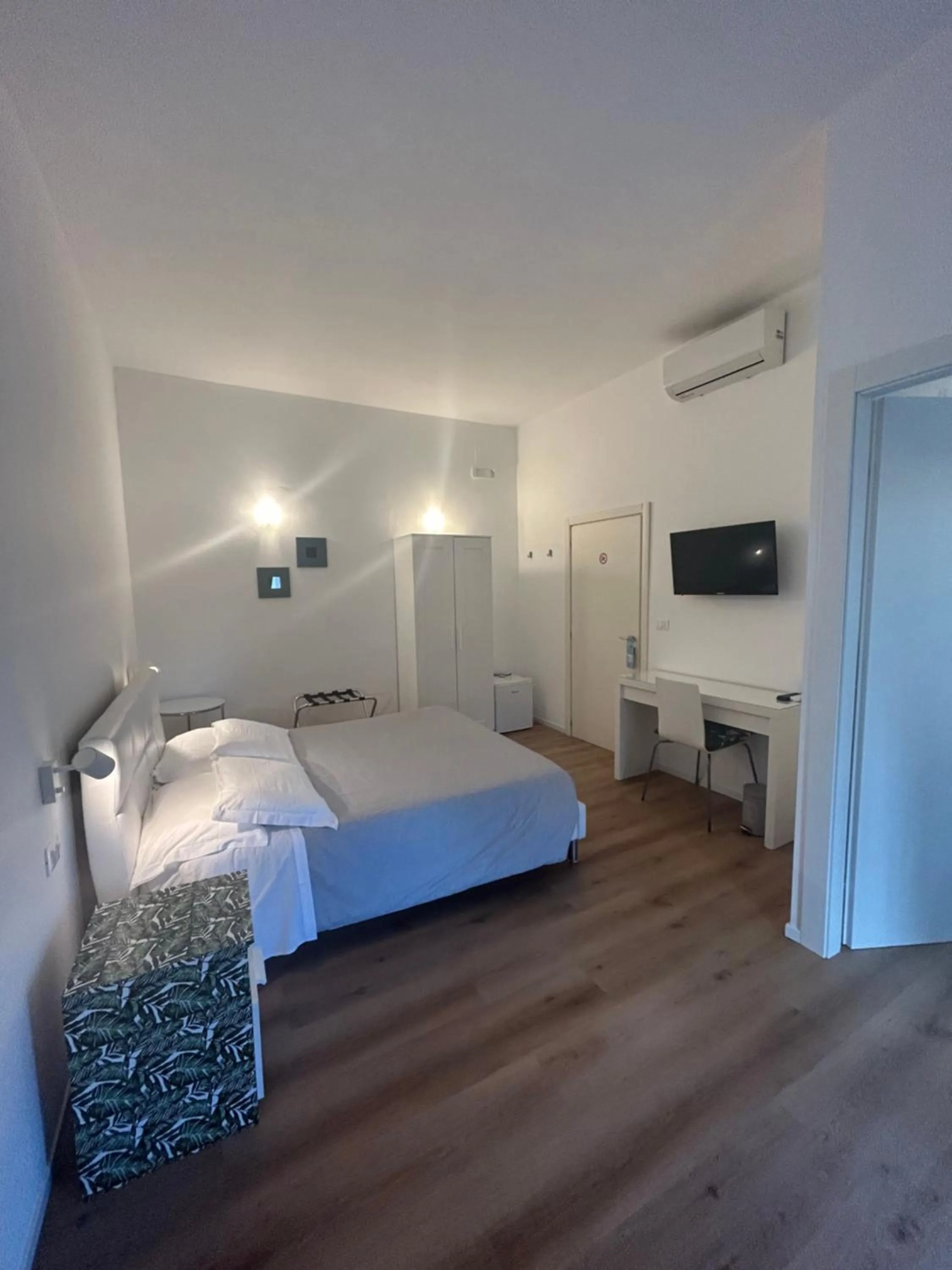 Photo of the whole room, Bed in New York B&B