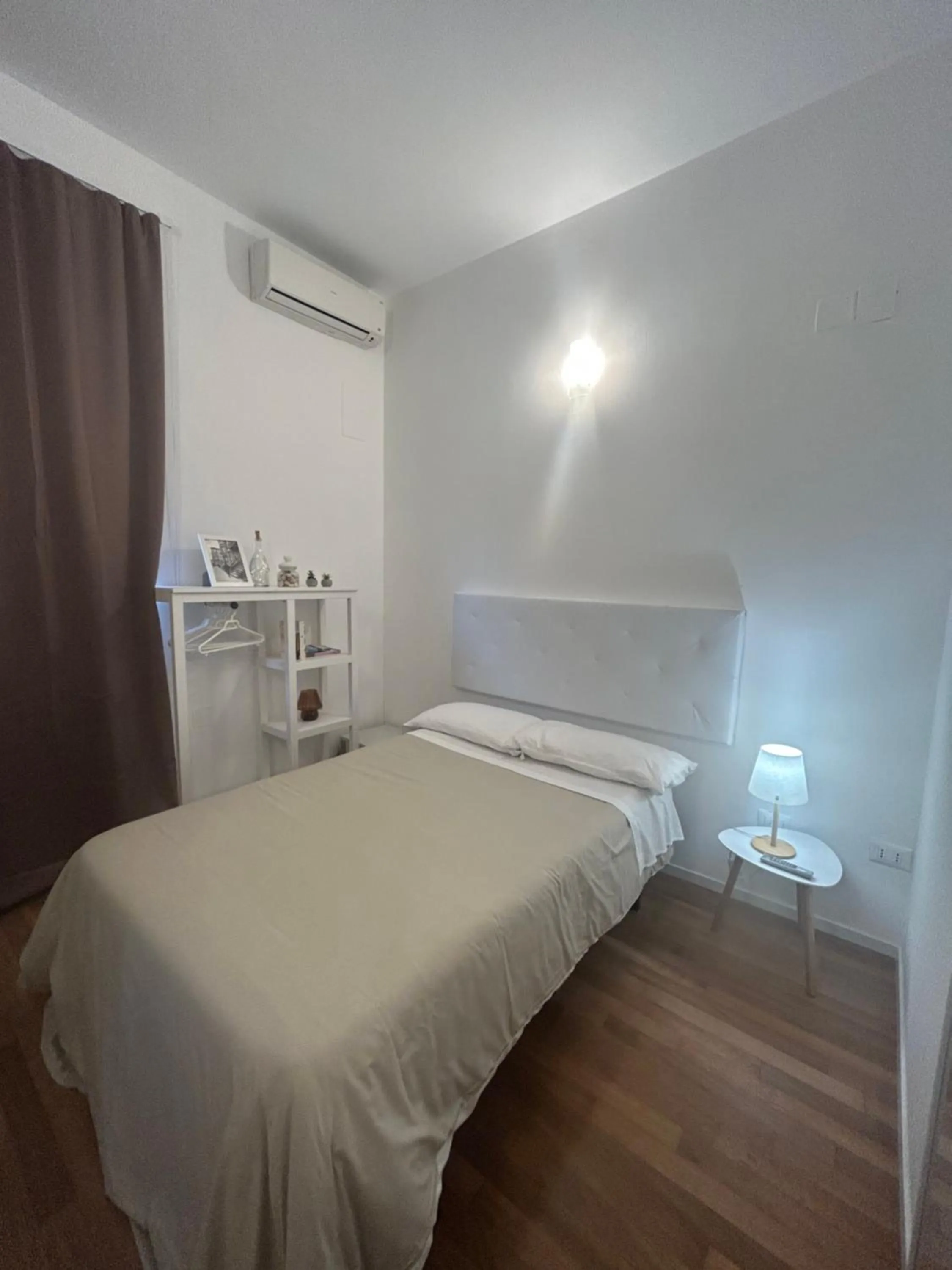 Photo of the whole room, Bed in New York B&B