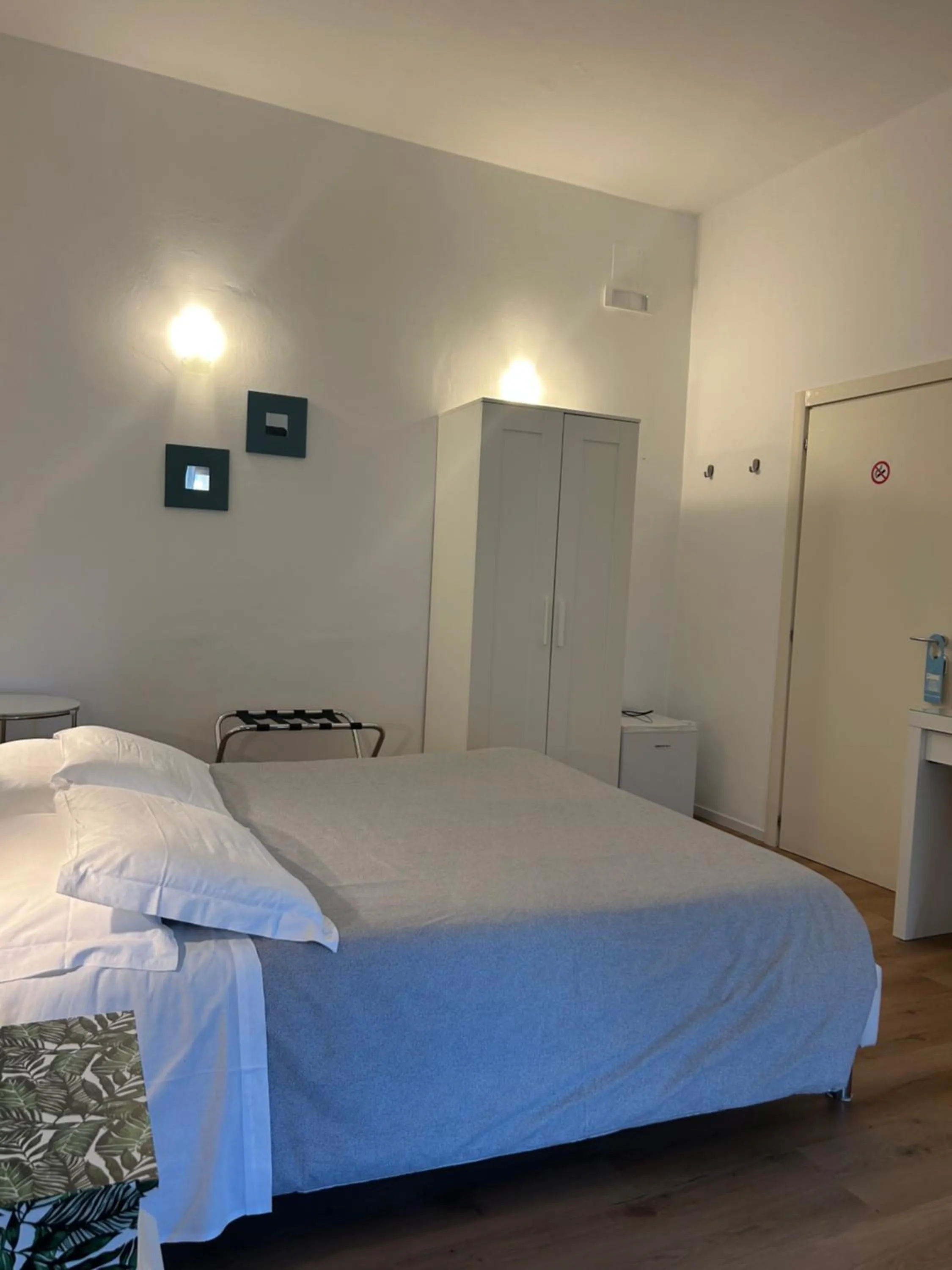 Photo of the whole room, Bed in New York B&B