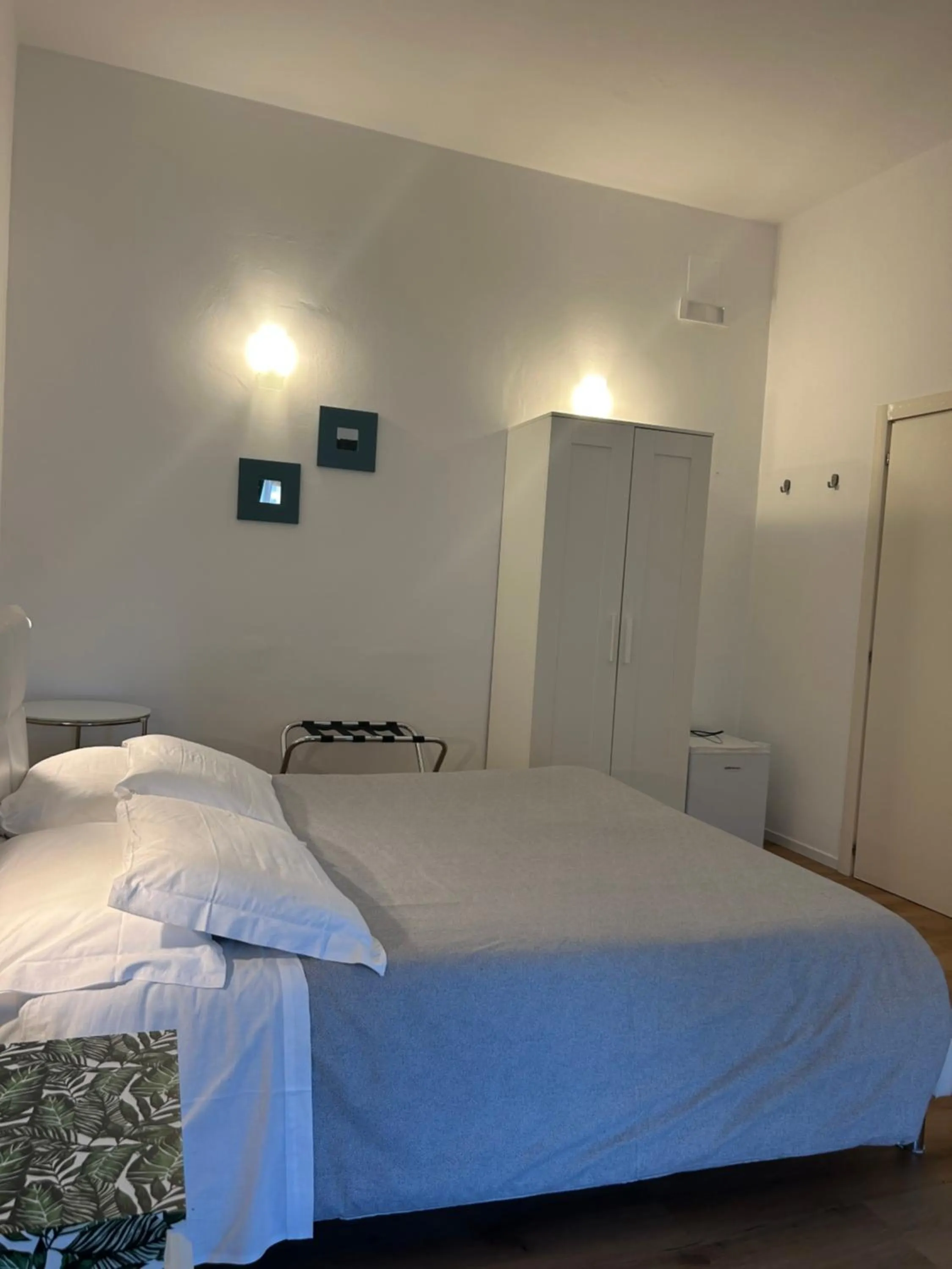 Photo of the whole room, Bed in New York B&B