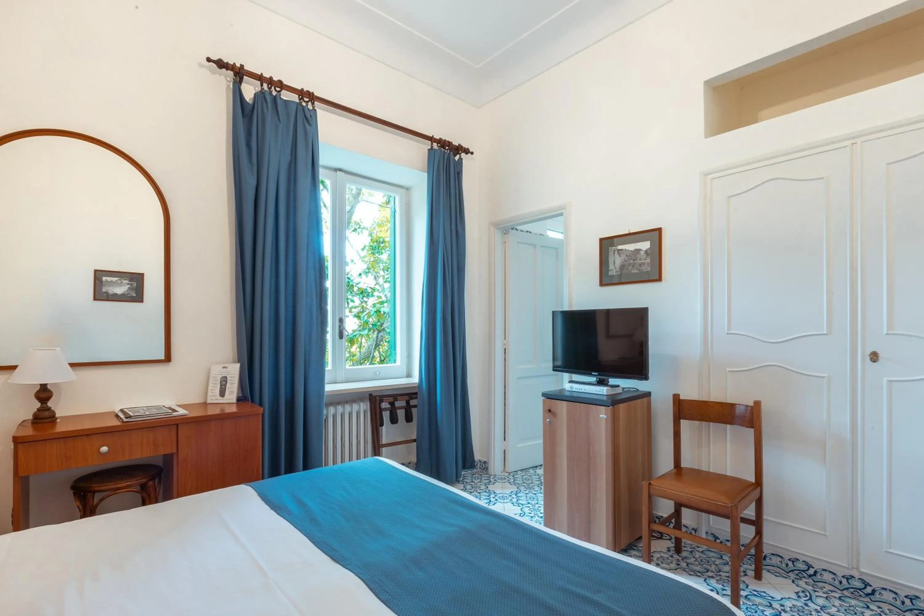 TV and multimedia, Bed in Hotel Villa Sarah