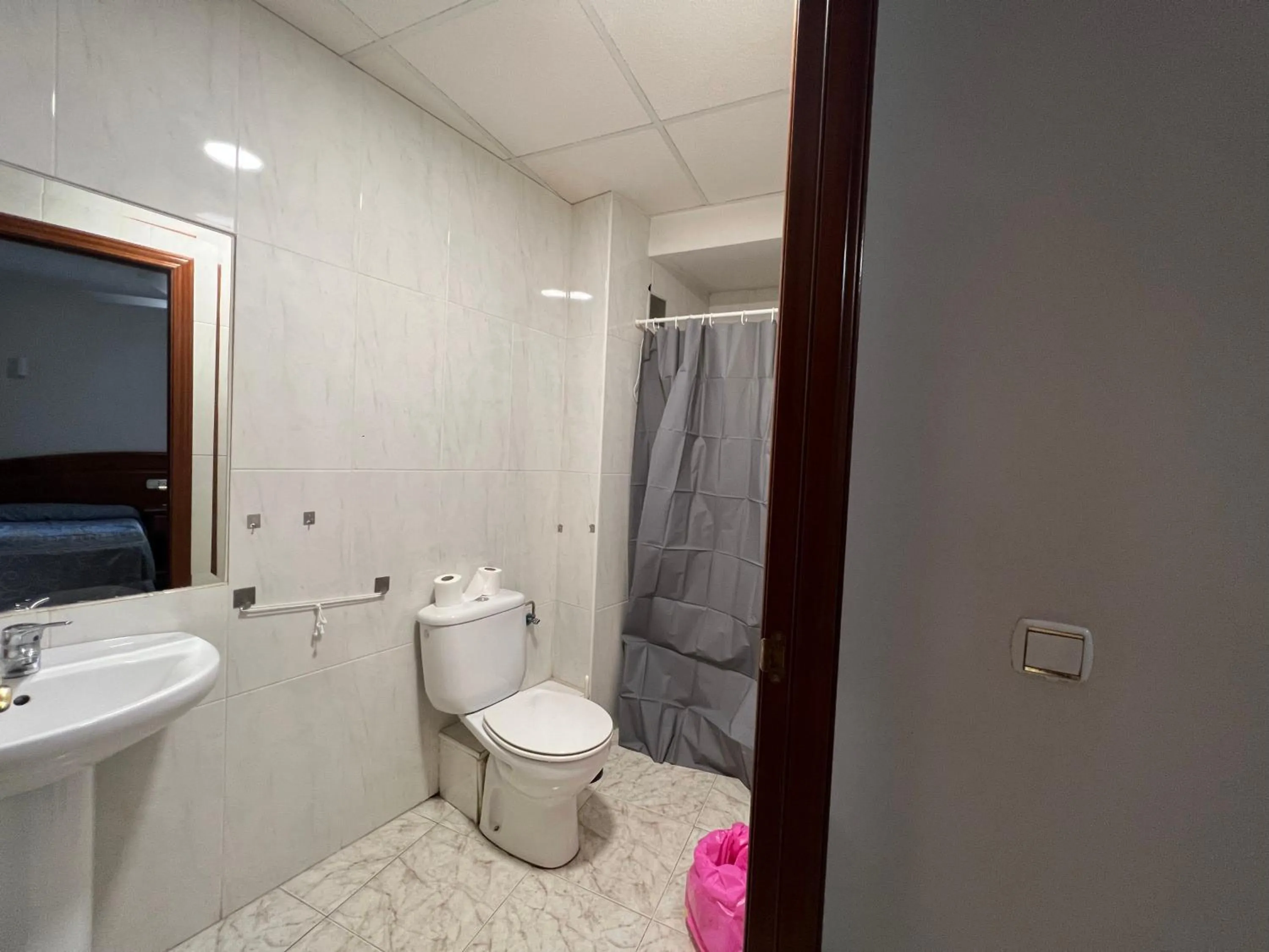 Shower in Hostal la Embajada