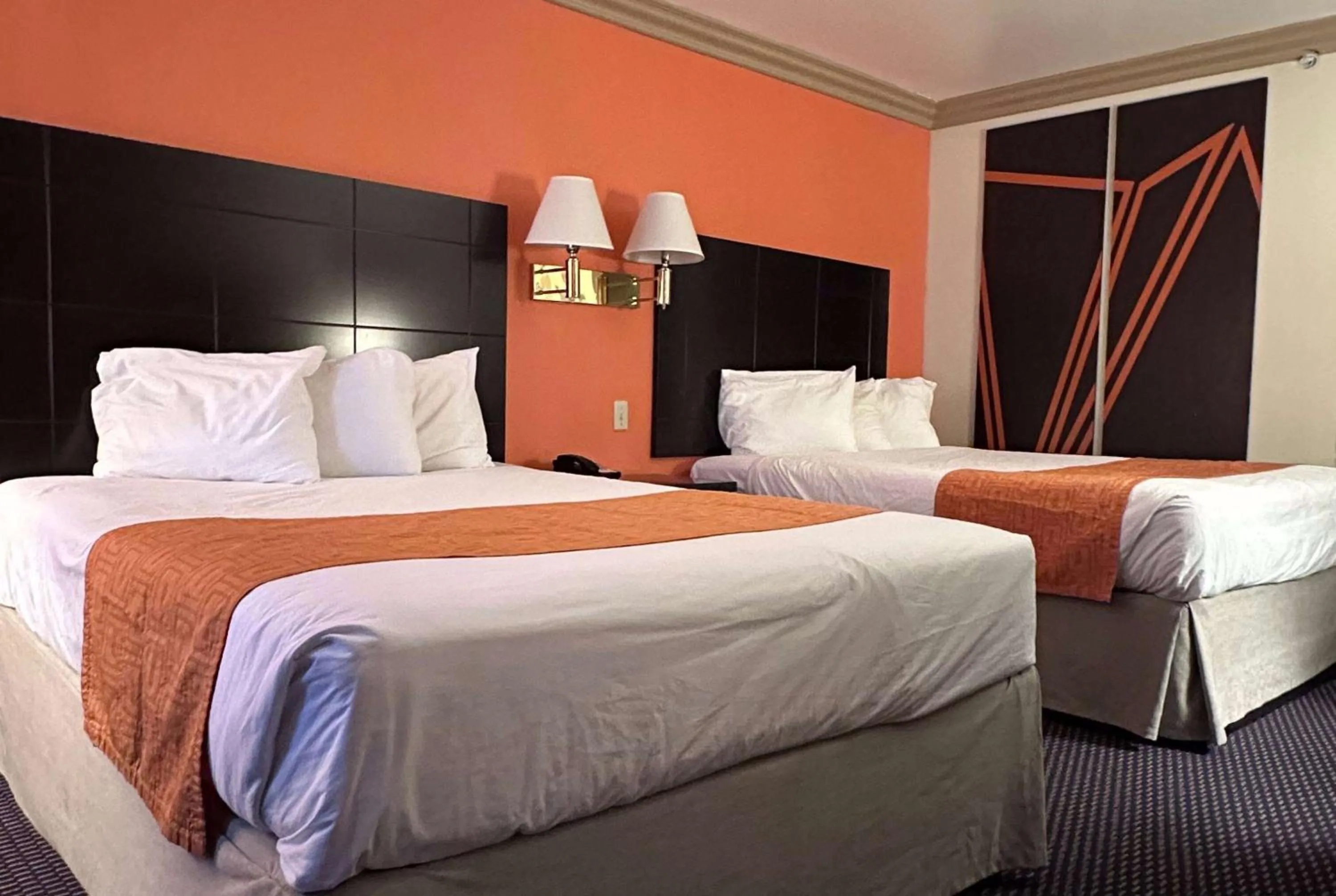 Photo of the whole room, Bed in Howard Johnson by Wyndham Norco