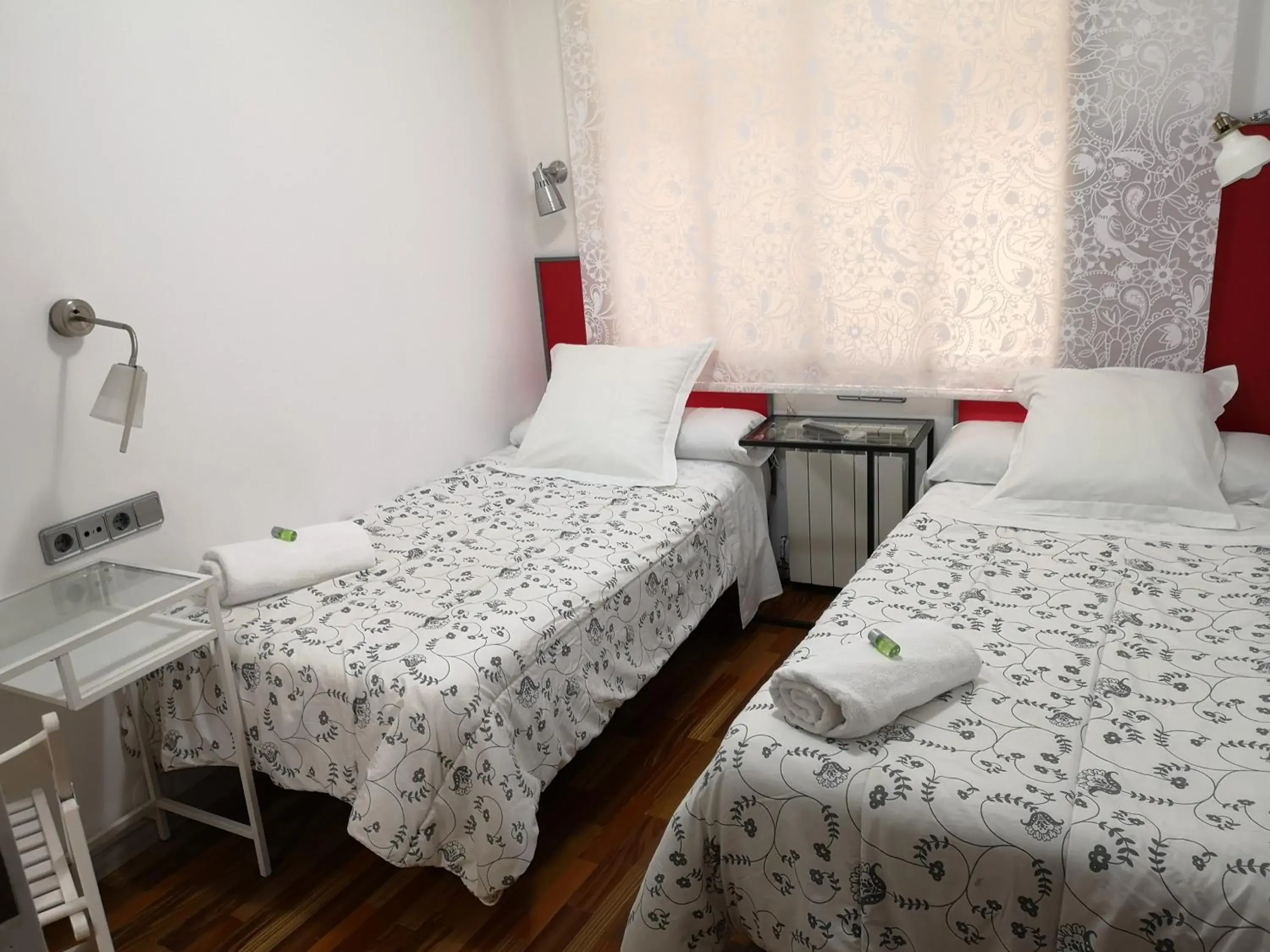 Twin Room in Hostal Carbonara Twin Room in Hostal Carbonara