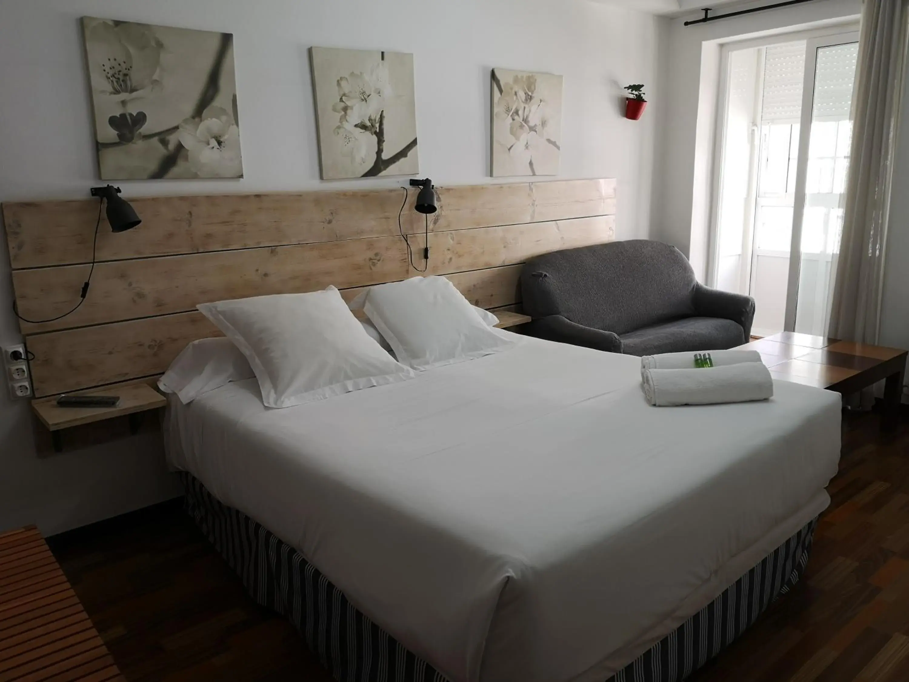 Superior Double Room in Hostal Carbonara Superior Double Room in Hostal Carbonara