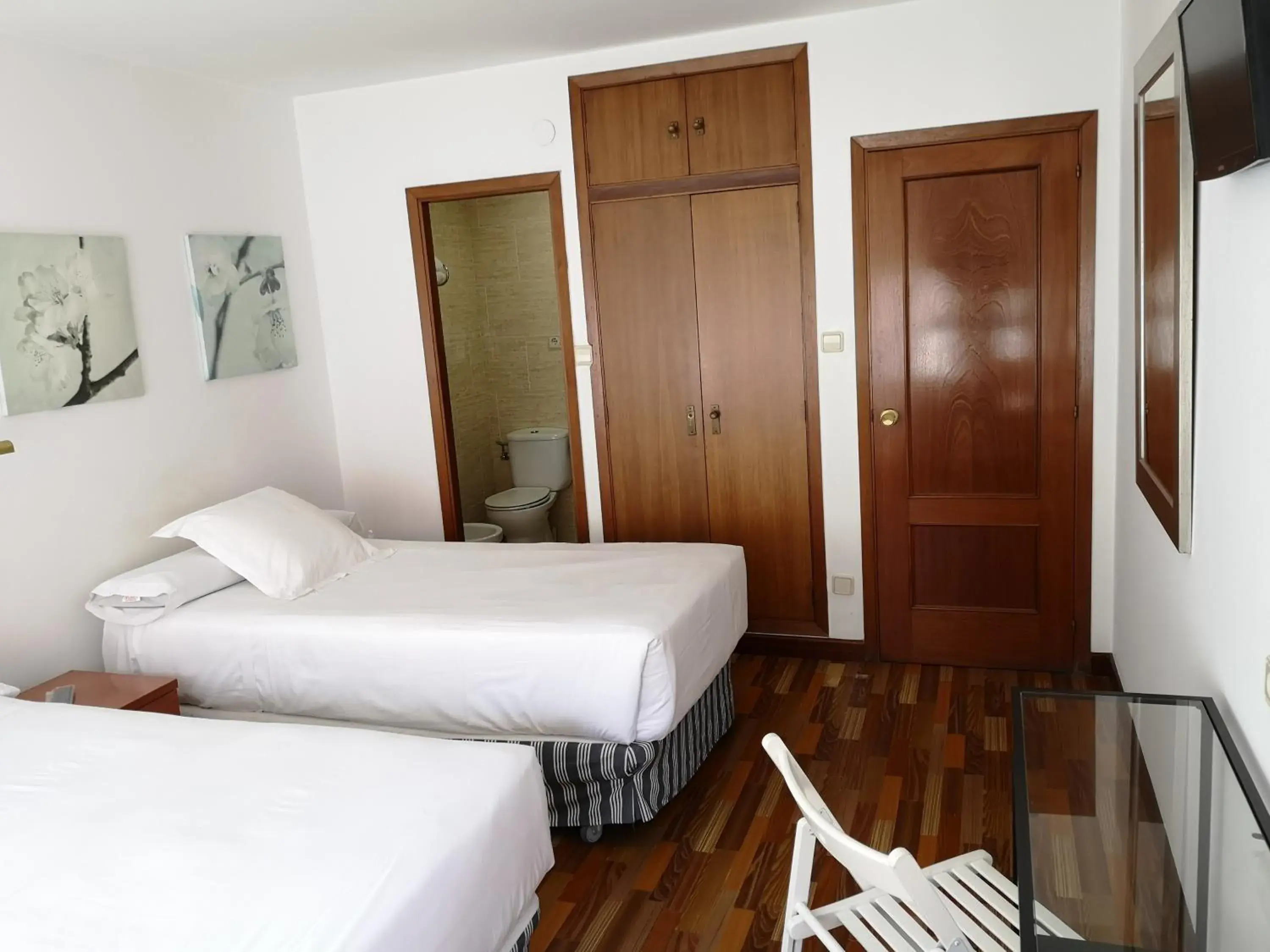 Triple Room in Hostal Carbonara Triple Room in Hostal Carbonara