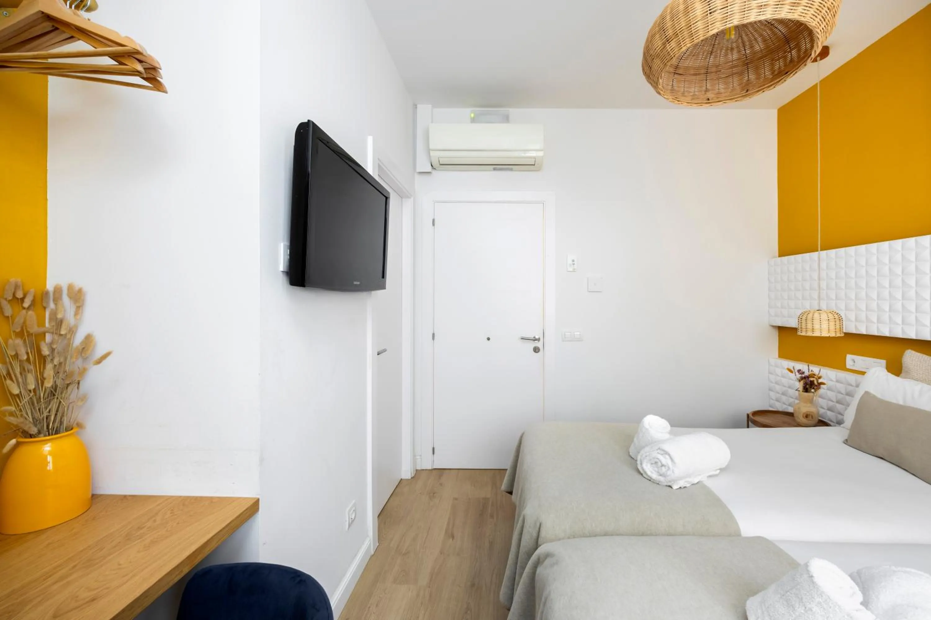TV and multimedia, Bed in Hostal Barcelona Centro