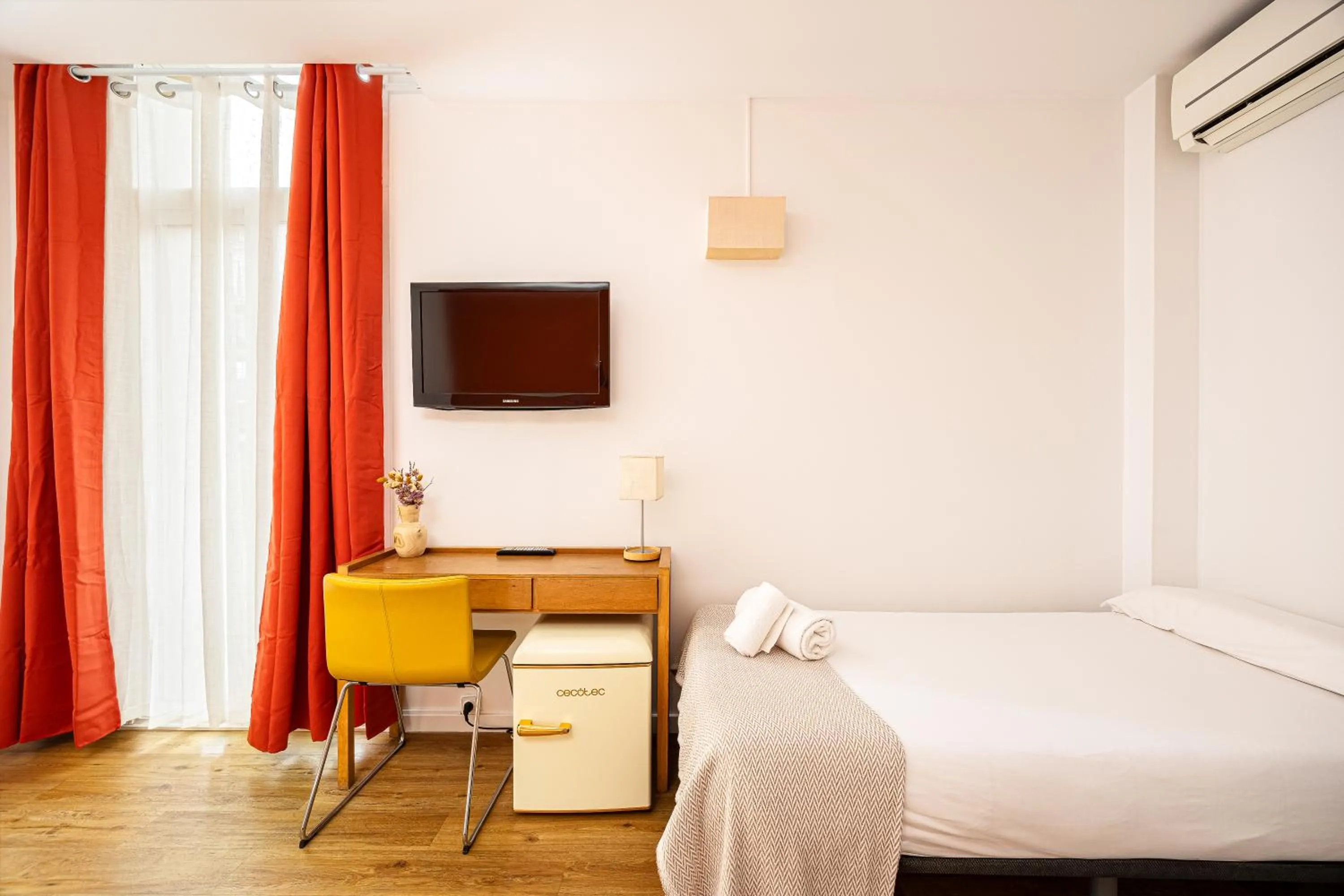 Bedroom, Bed in Hostal Barcelona Centro