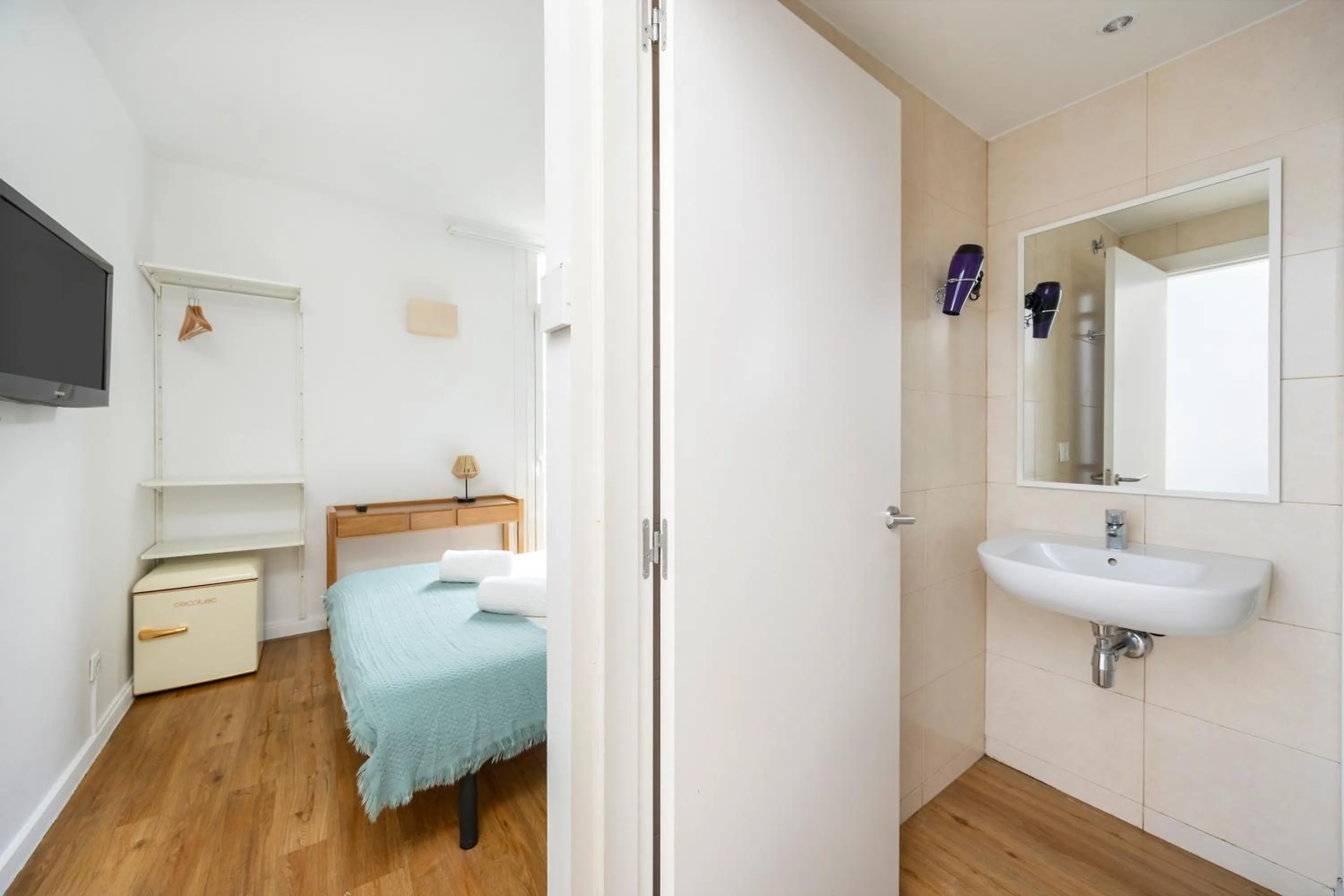 Photo of the whole room, Bed in Hostal Barcelona Centro