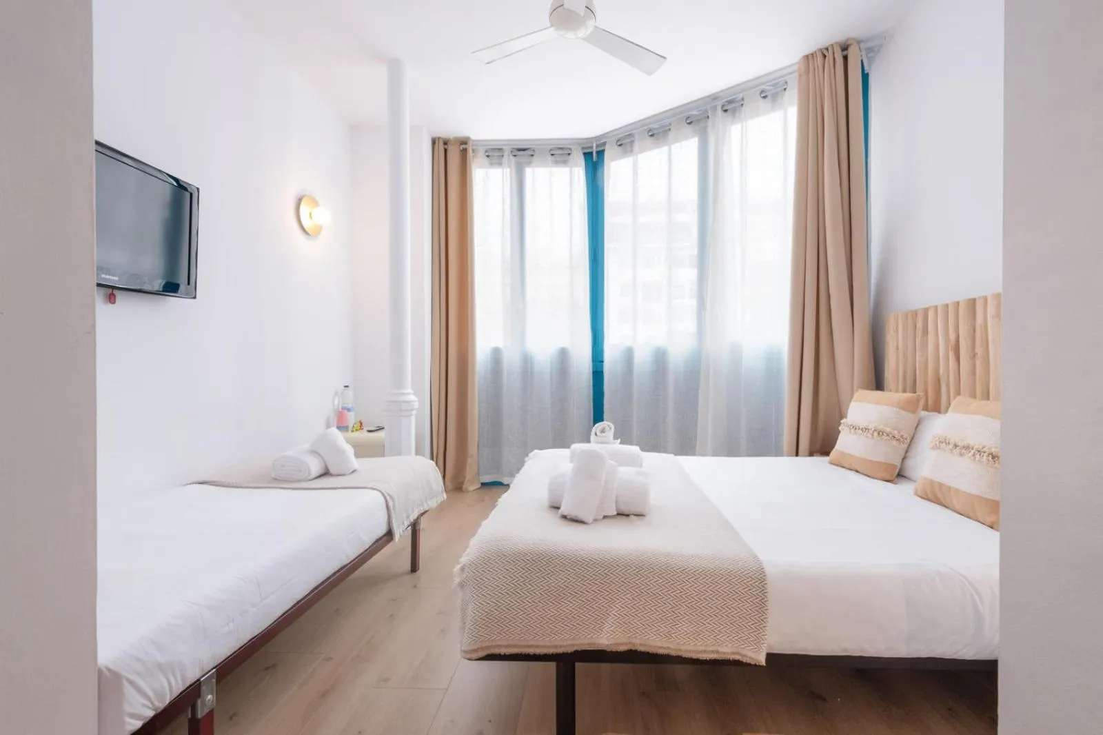 Bedroom, Bed in Hostal Barcelona Centro