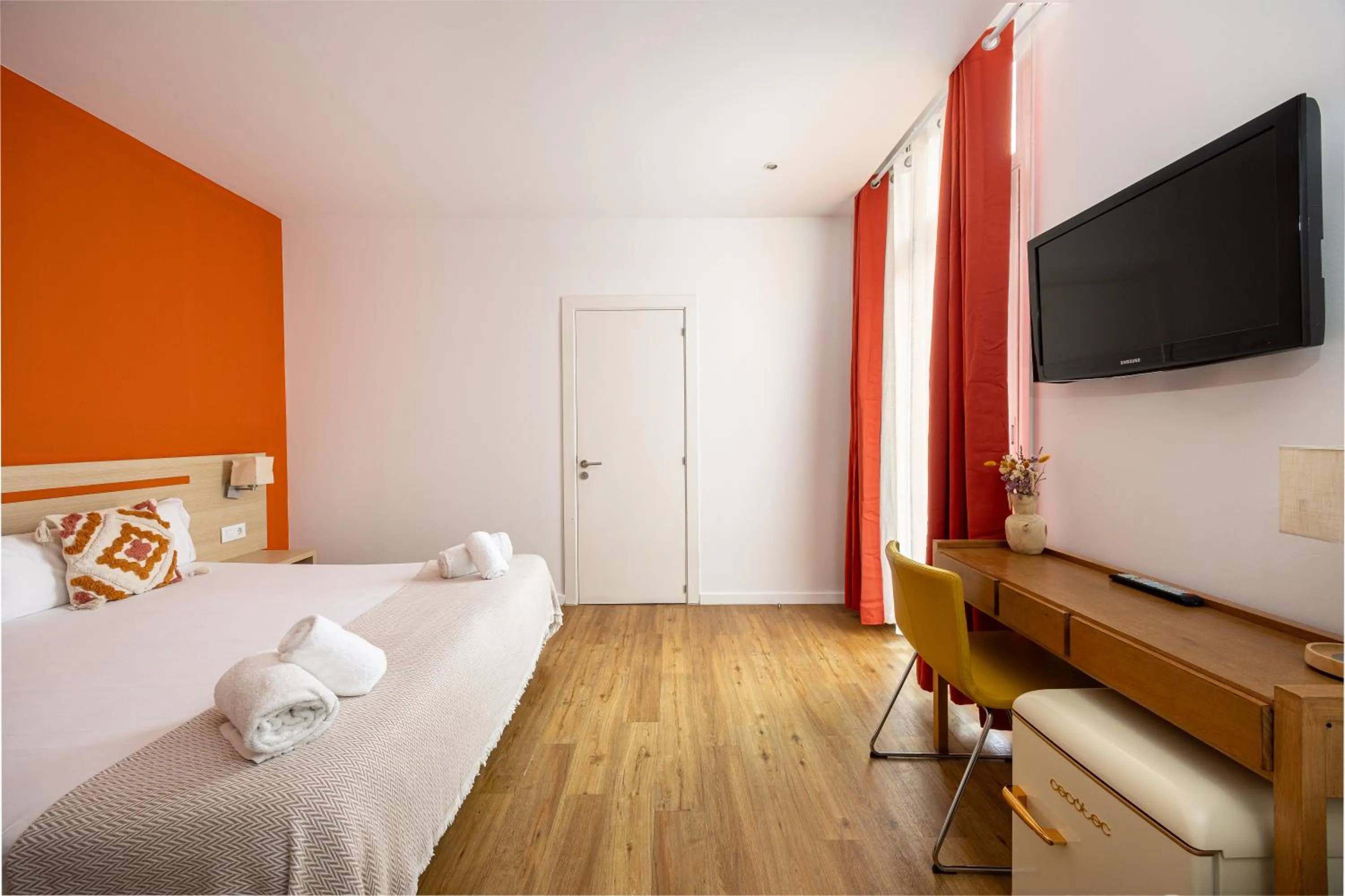 Bedroom, Bed in Hostal Barcelona Centro