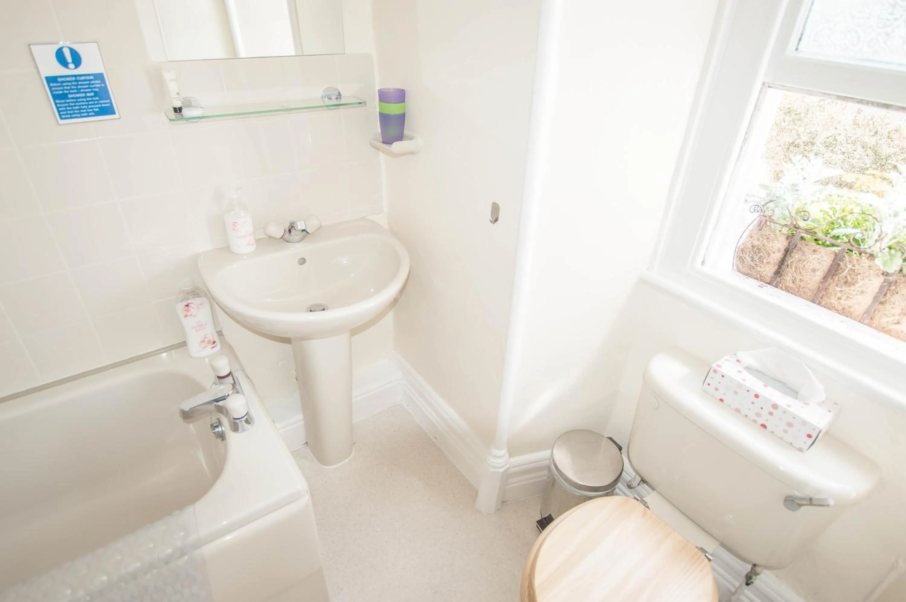 Shower in Elim Bank Guest House