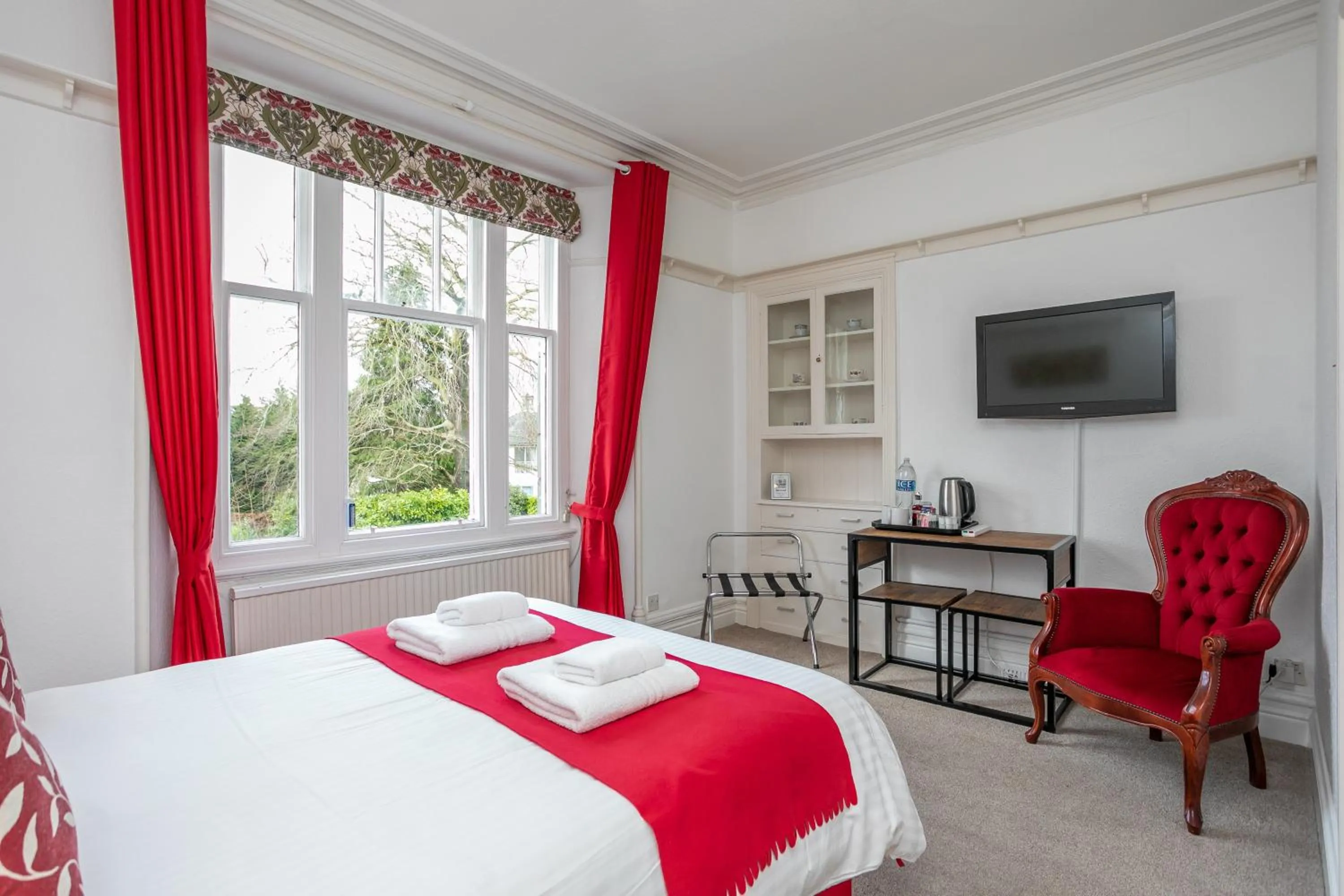 Shower, Bed in Elim Bank Guest House