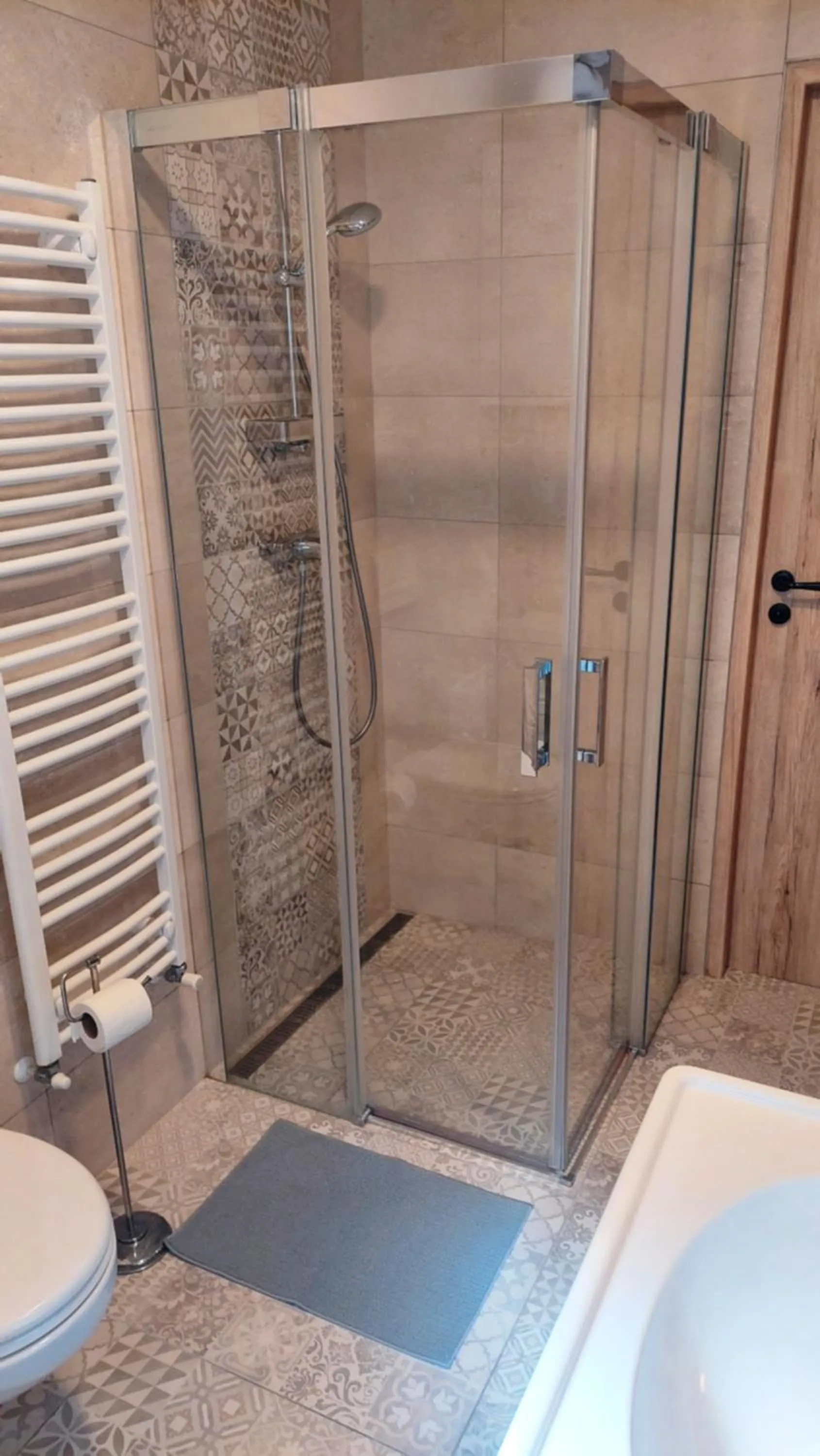 Shower in Lipicai Hotel és Étterem