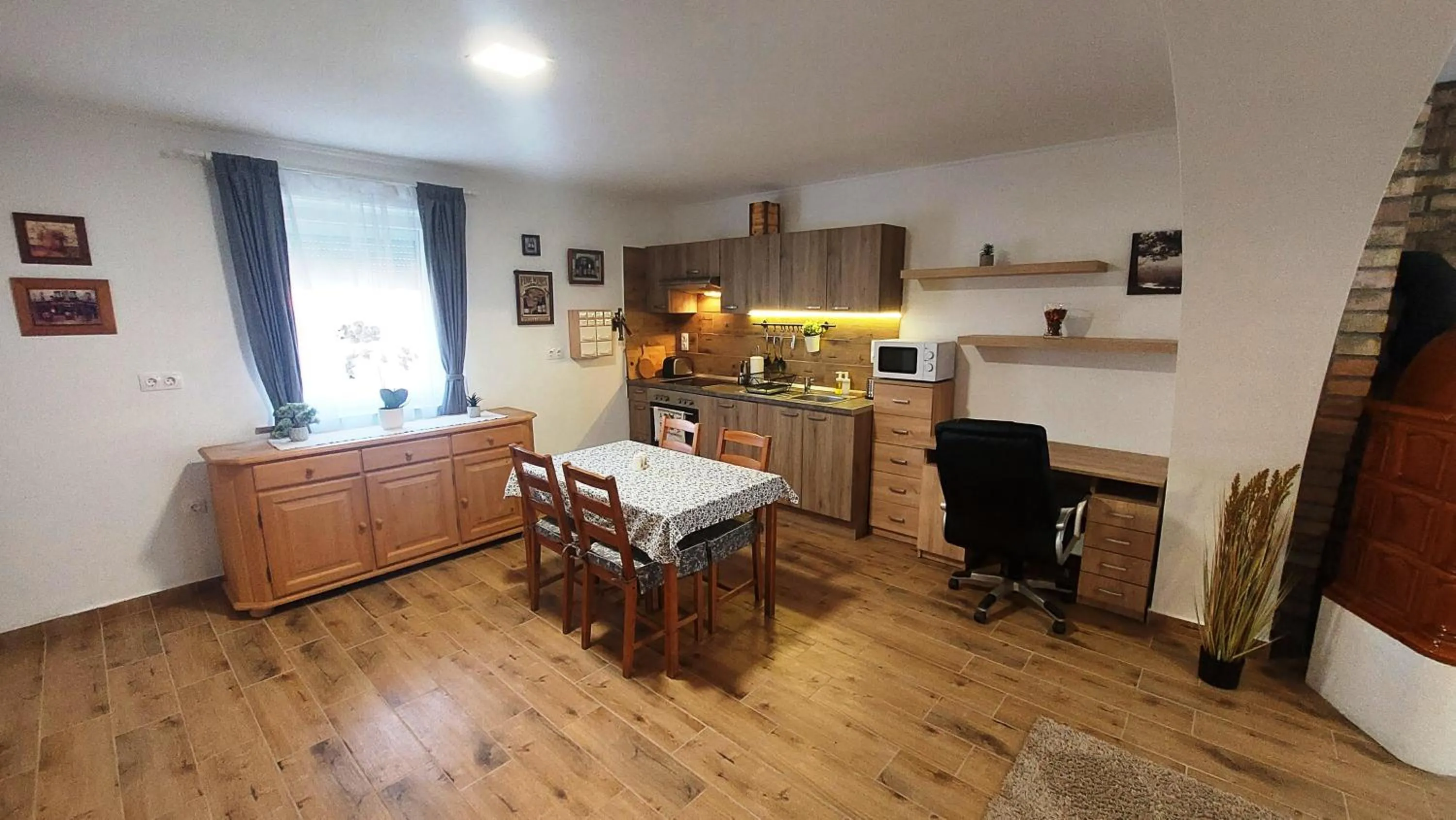 Kitchen or kitchenette in Lipicai Hotel és Étterem