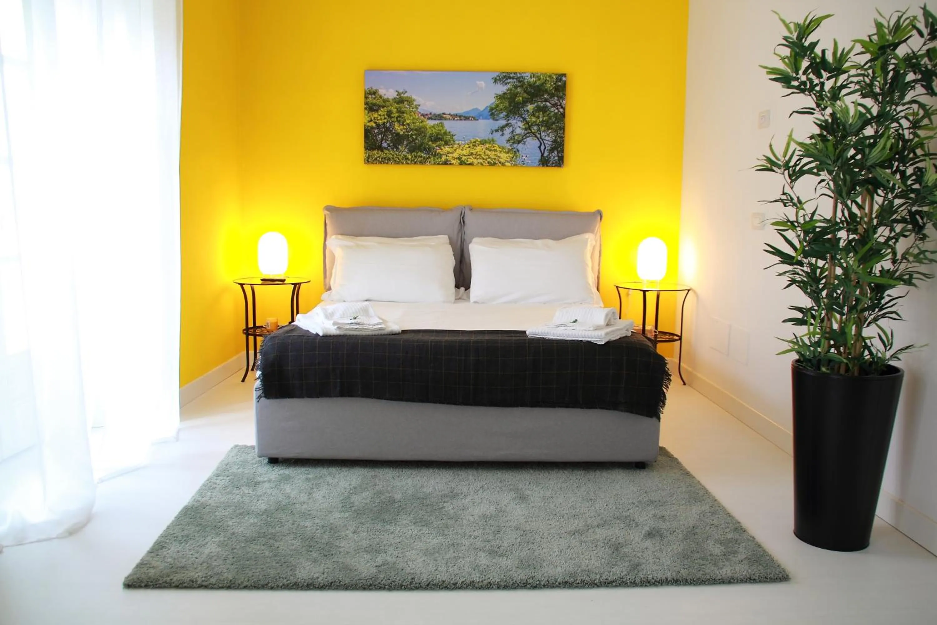 Bed in Verbania - Luxury Italy Apartments