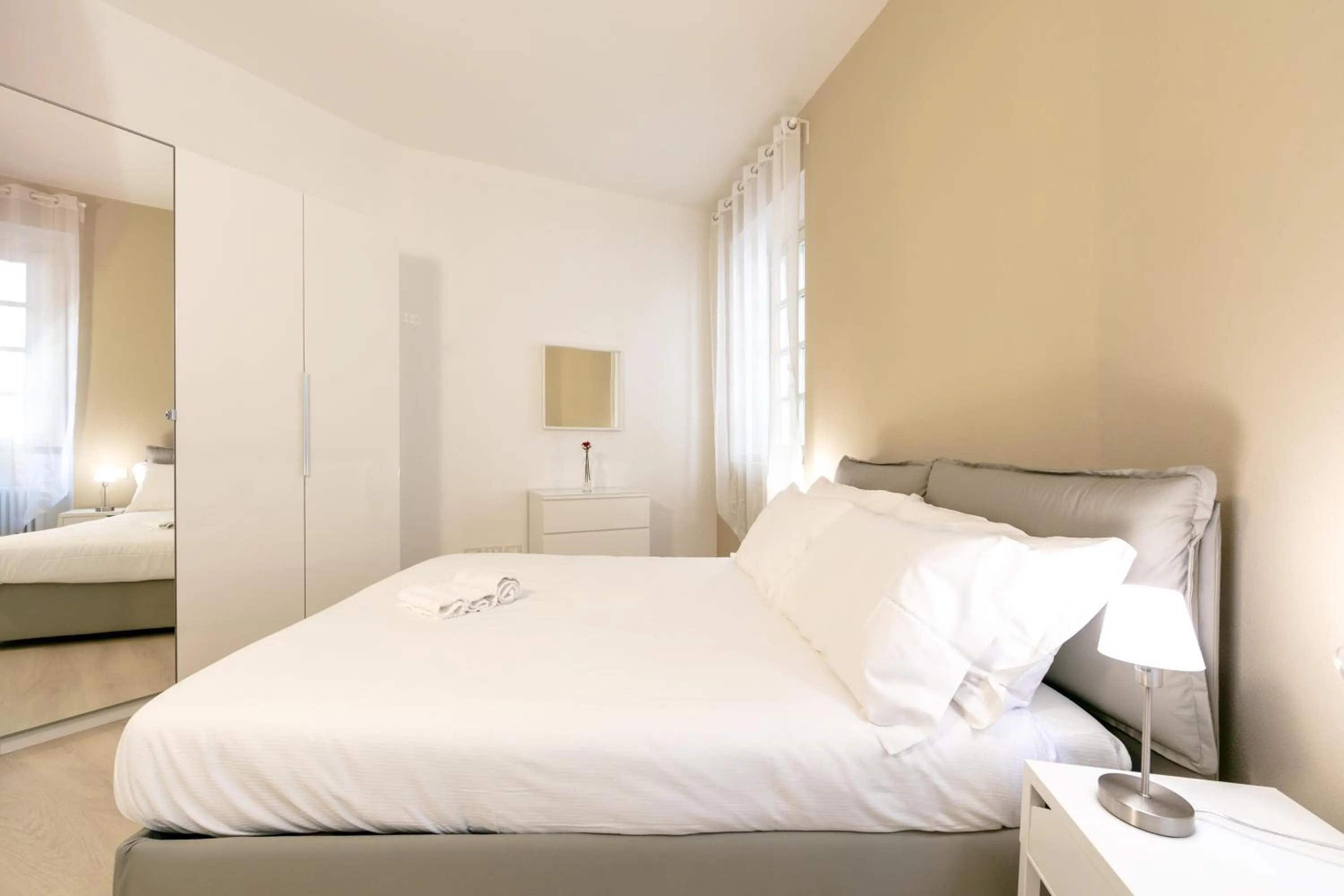 Bedroom, Bed in Verbania - Luxury Italy Apartments