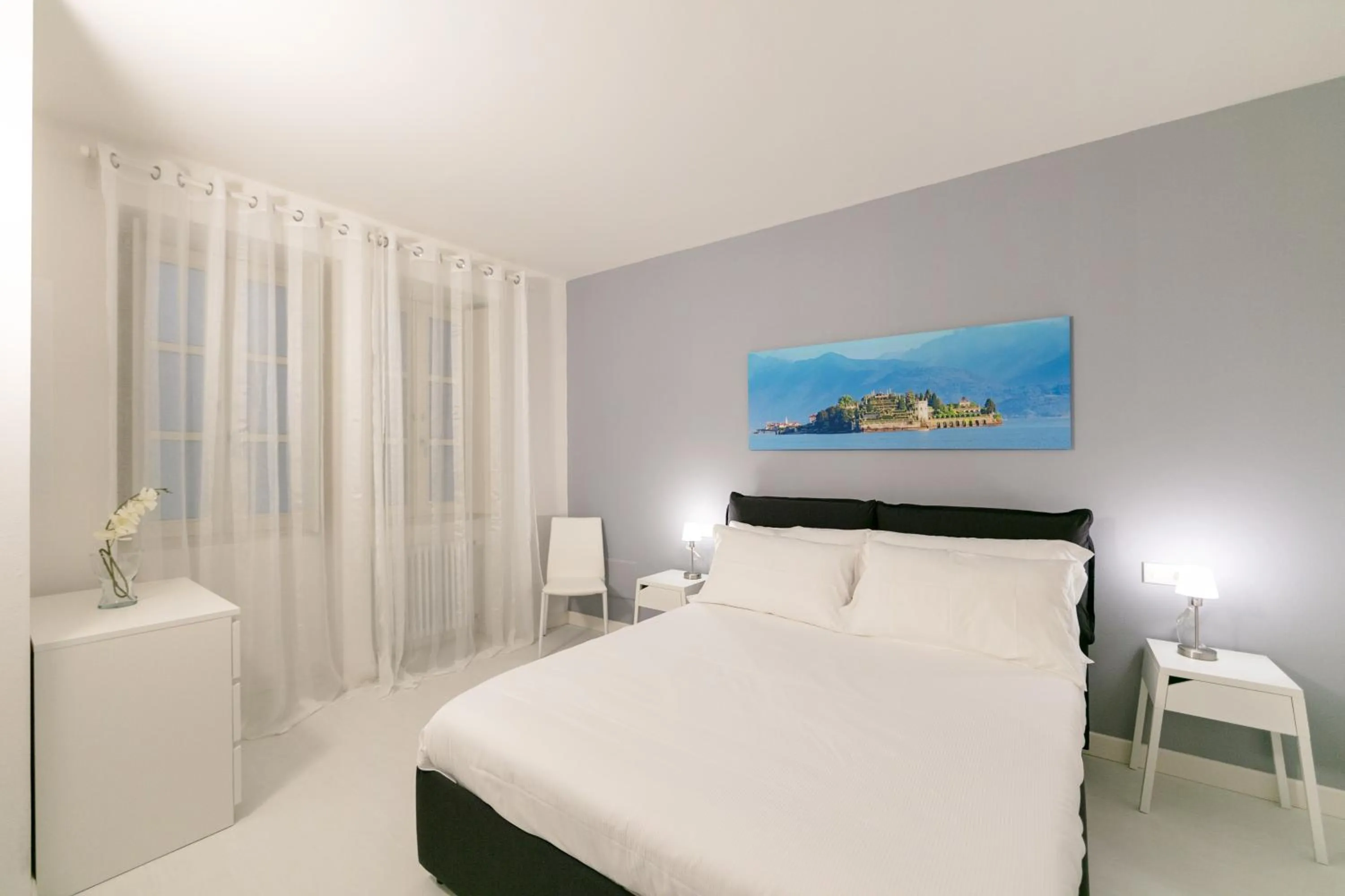 Bedroom, Bed in Verbania - Luxury Italy Apartments