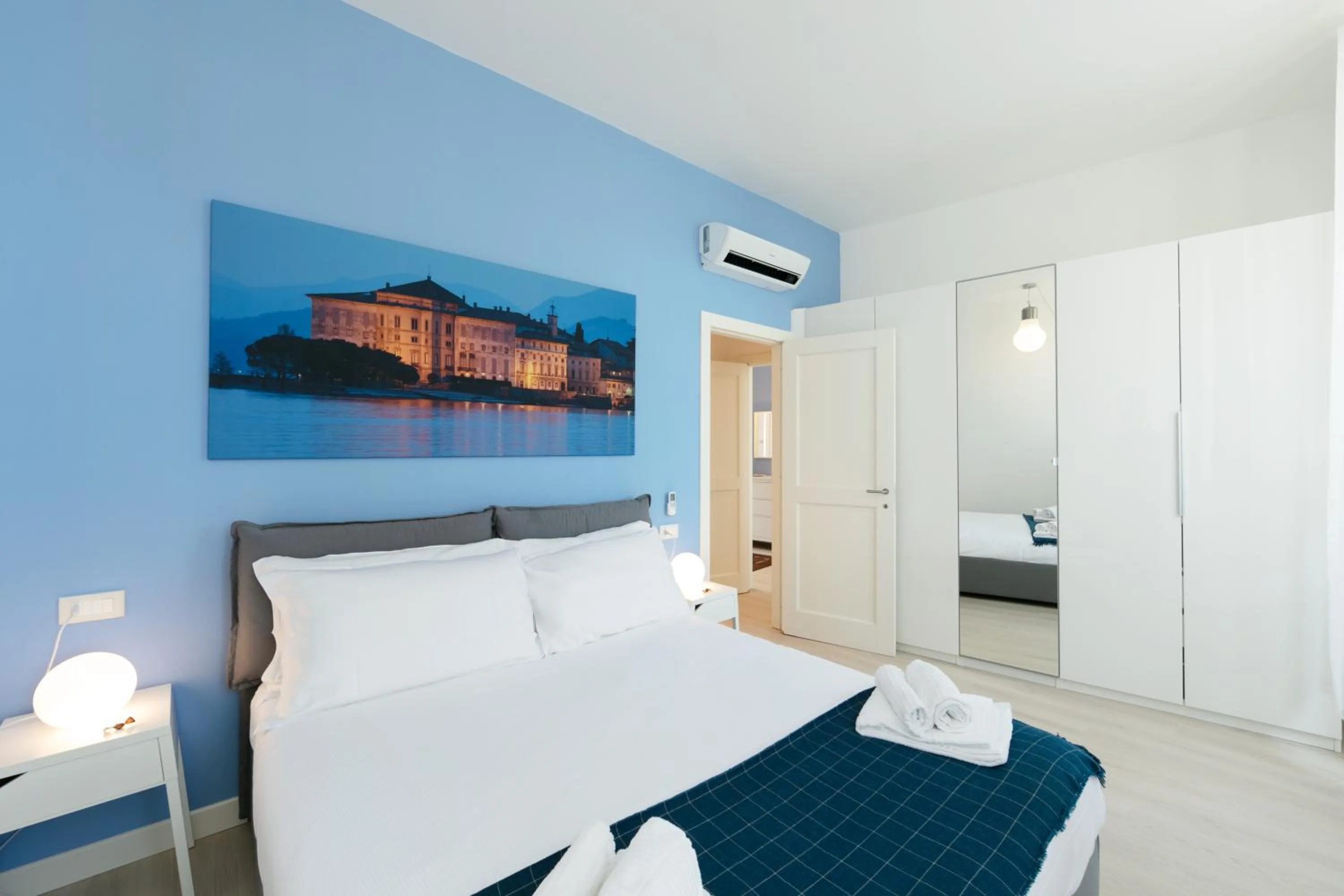 Bedroom, Bed in Verbania - Luxury Italy Apartments