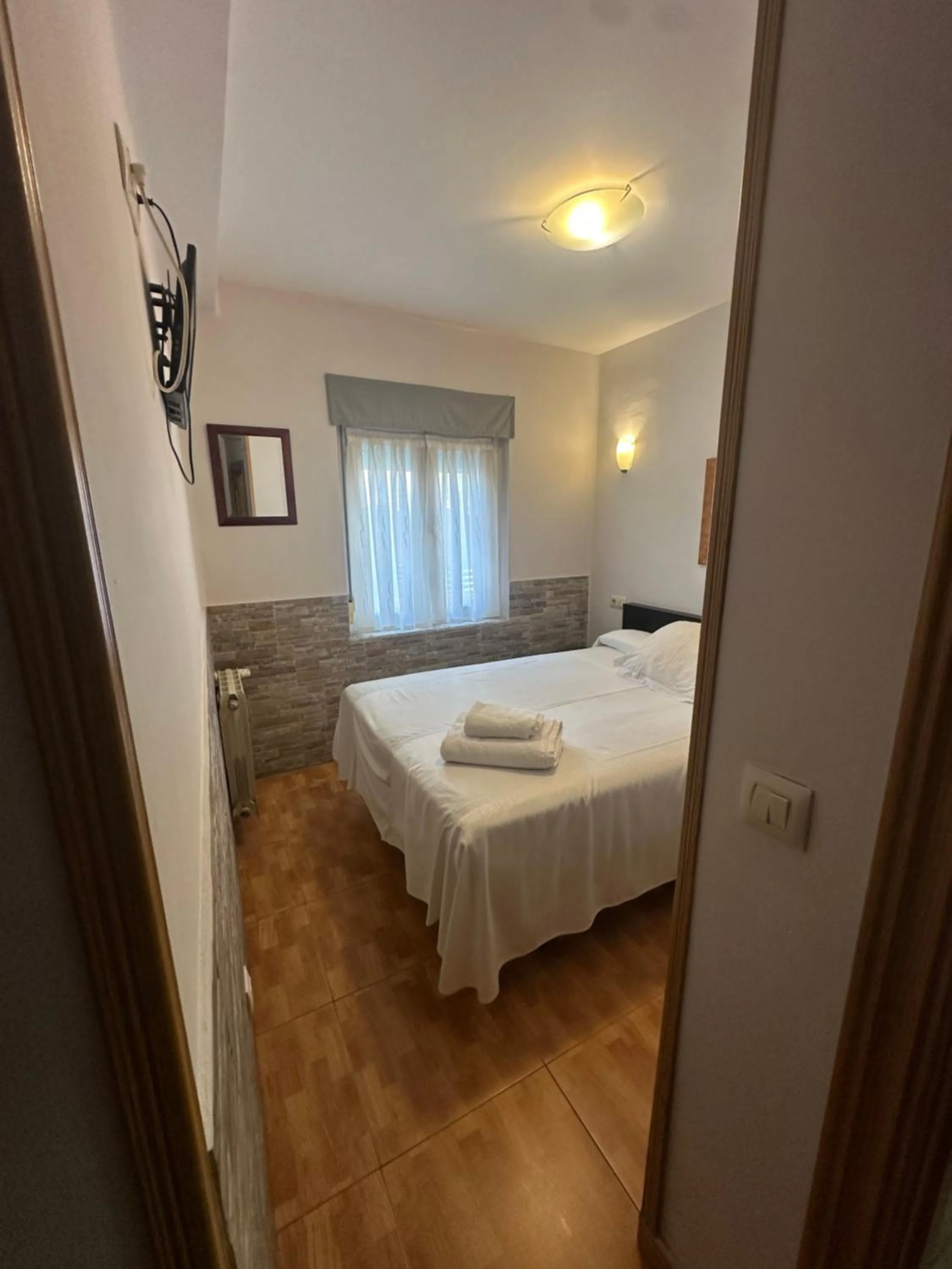 Single Room with Private Bathroom in Pensión Serafín