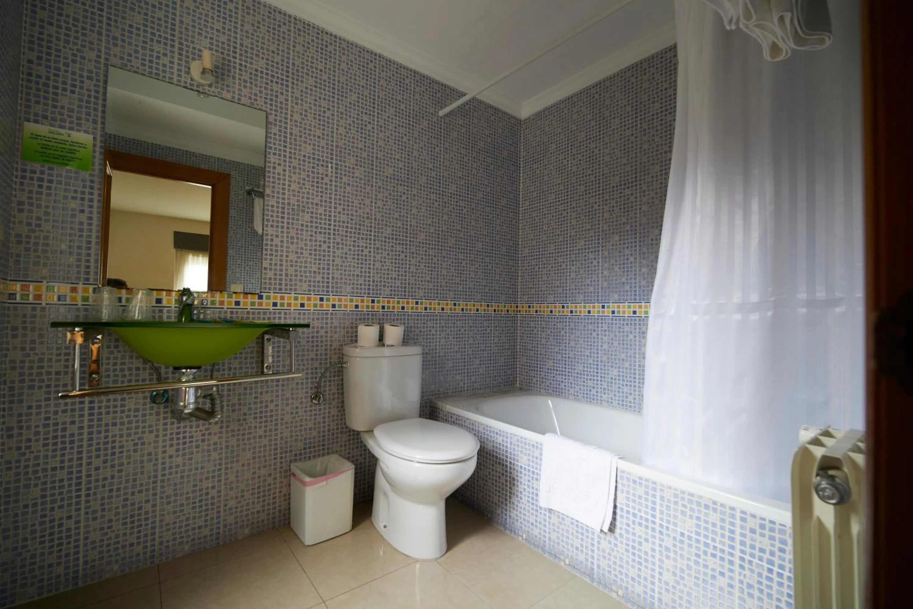 Two Connecting Double Rooms with Private Bathroom in Pensión Serafín